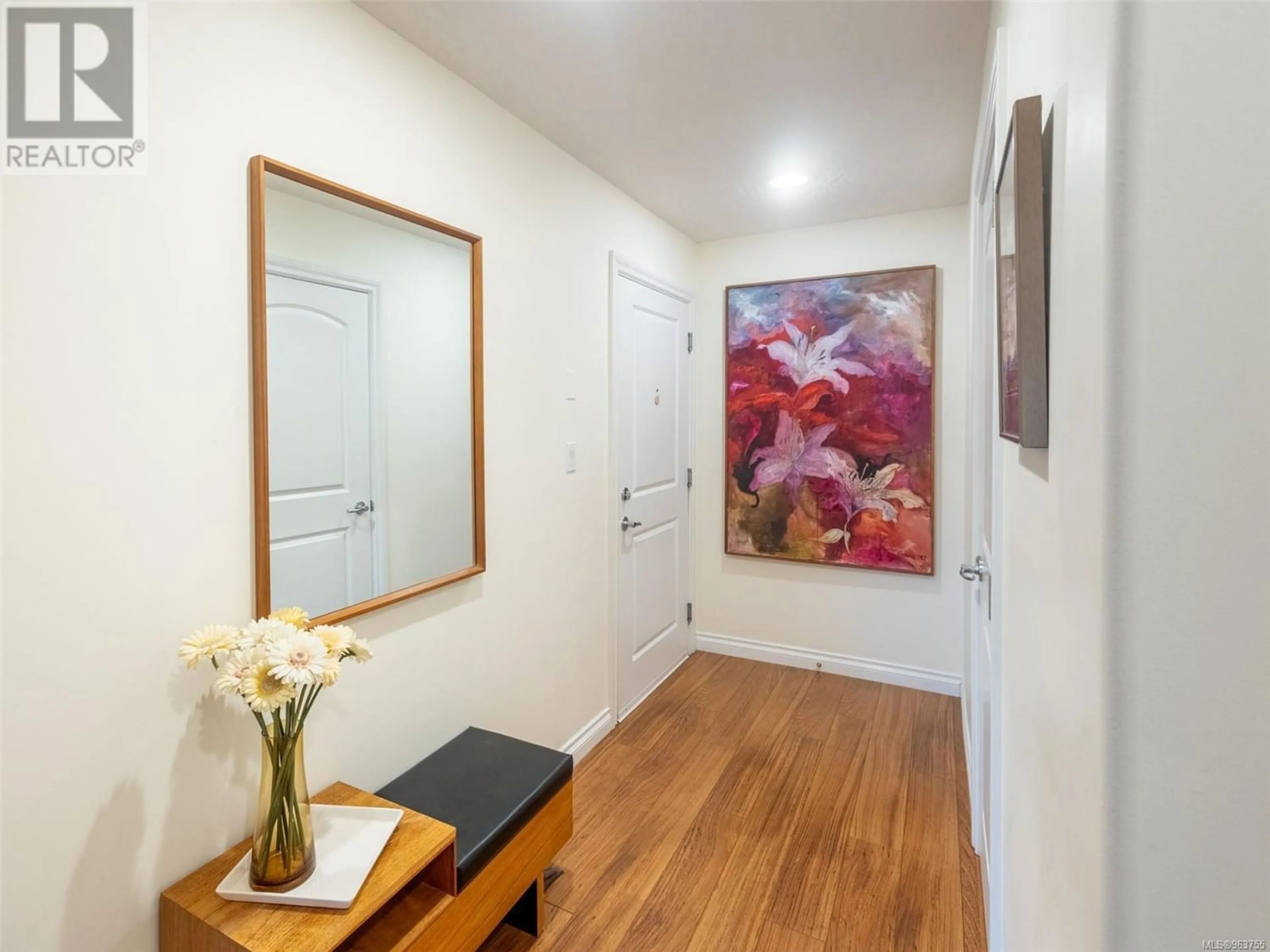 Indoor entryway for 102 9960 Fourth St, Sidney British Columbia V8L2Z7