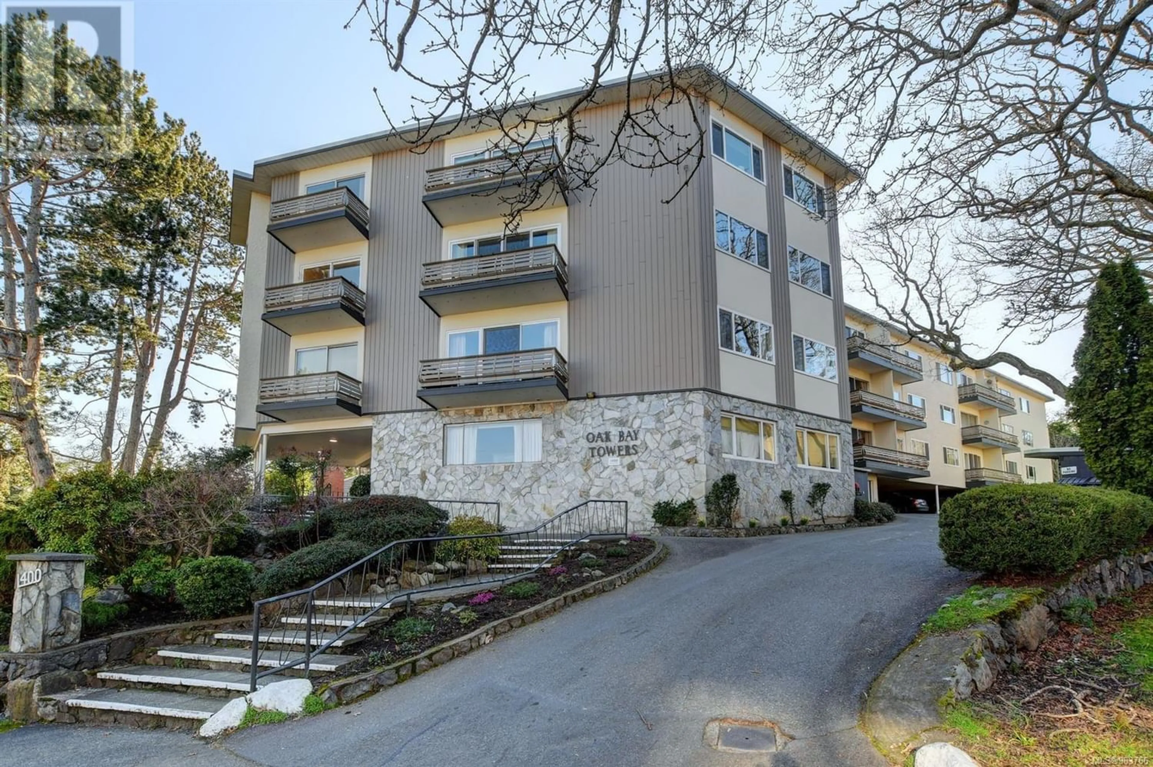 A pic from exterior of the house or condo for 313 1400 Newport Ave, Oak Bay British Columbia V8S5E9