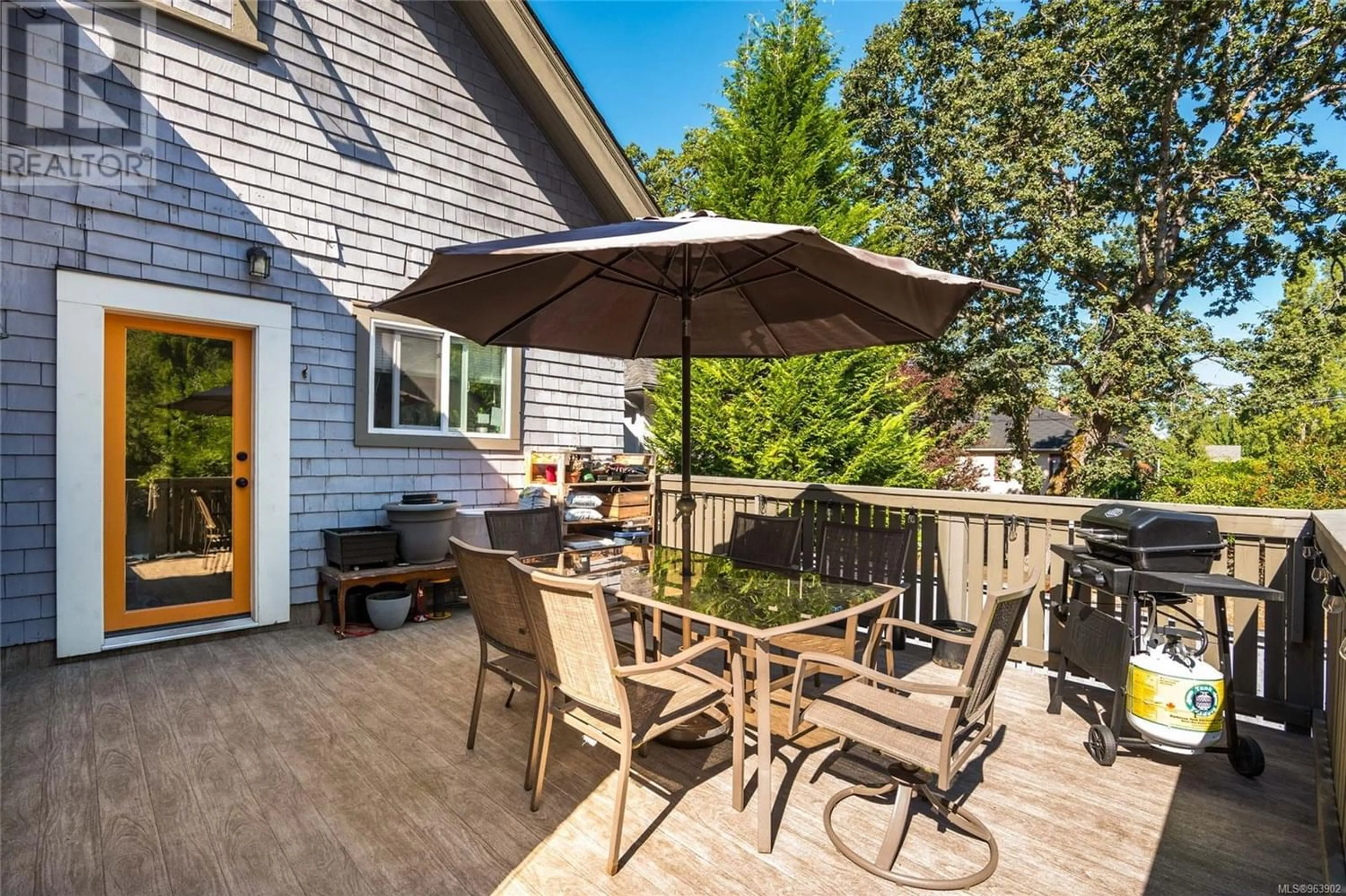 Patio for 3439 Cook St, Saanich British Columbia V8X1B2