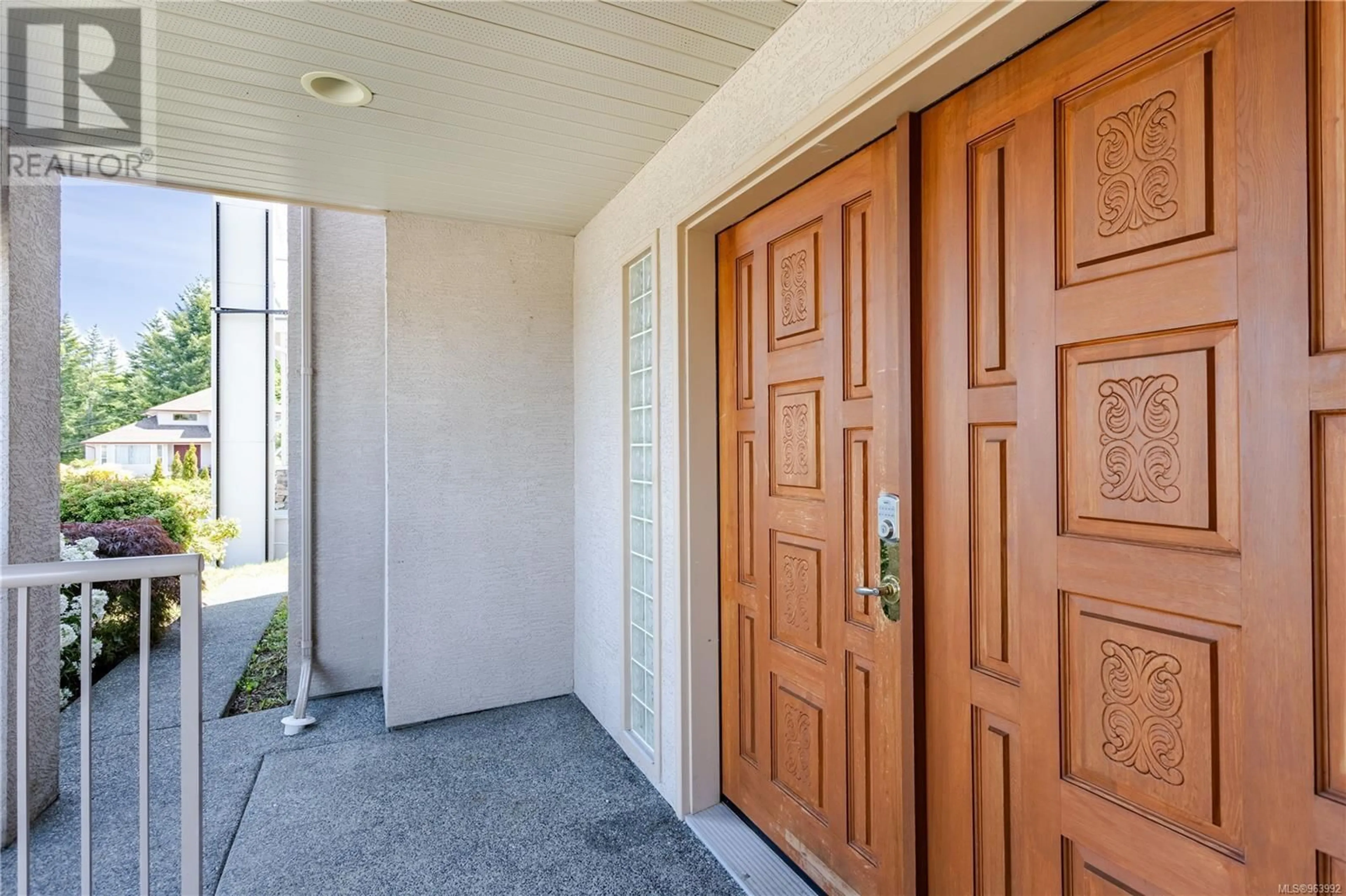 Indoor entryway, wood floors for 2127 Wren Pl, Nanaimo British Columbia V9R7A7