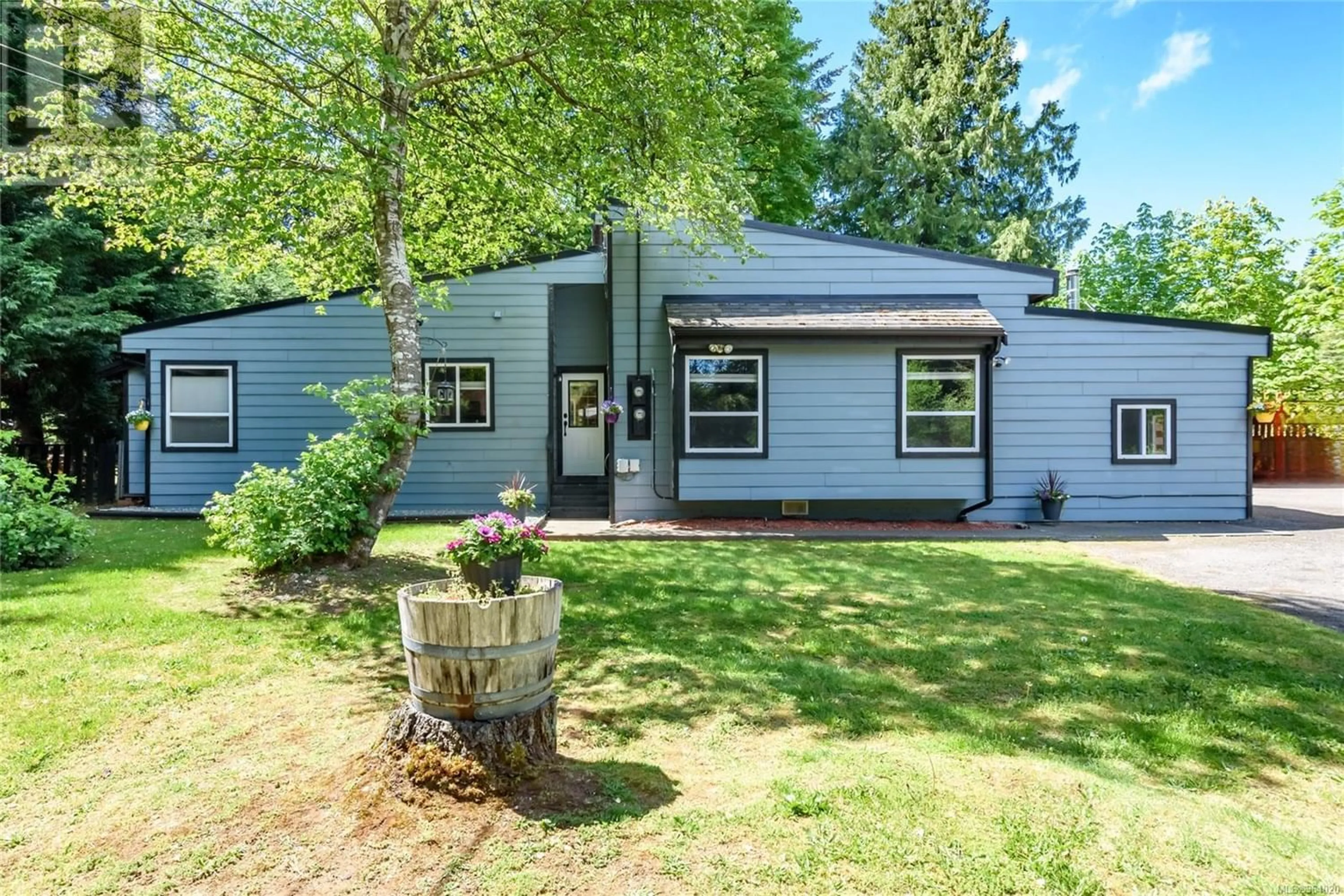 Home with vinyl exterior material for 1307 Anderton Rd, Comox British Columbia V9M3Z2