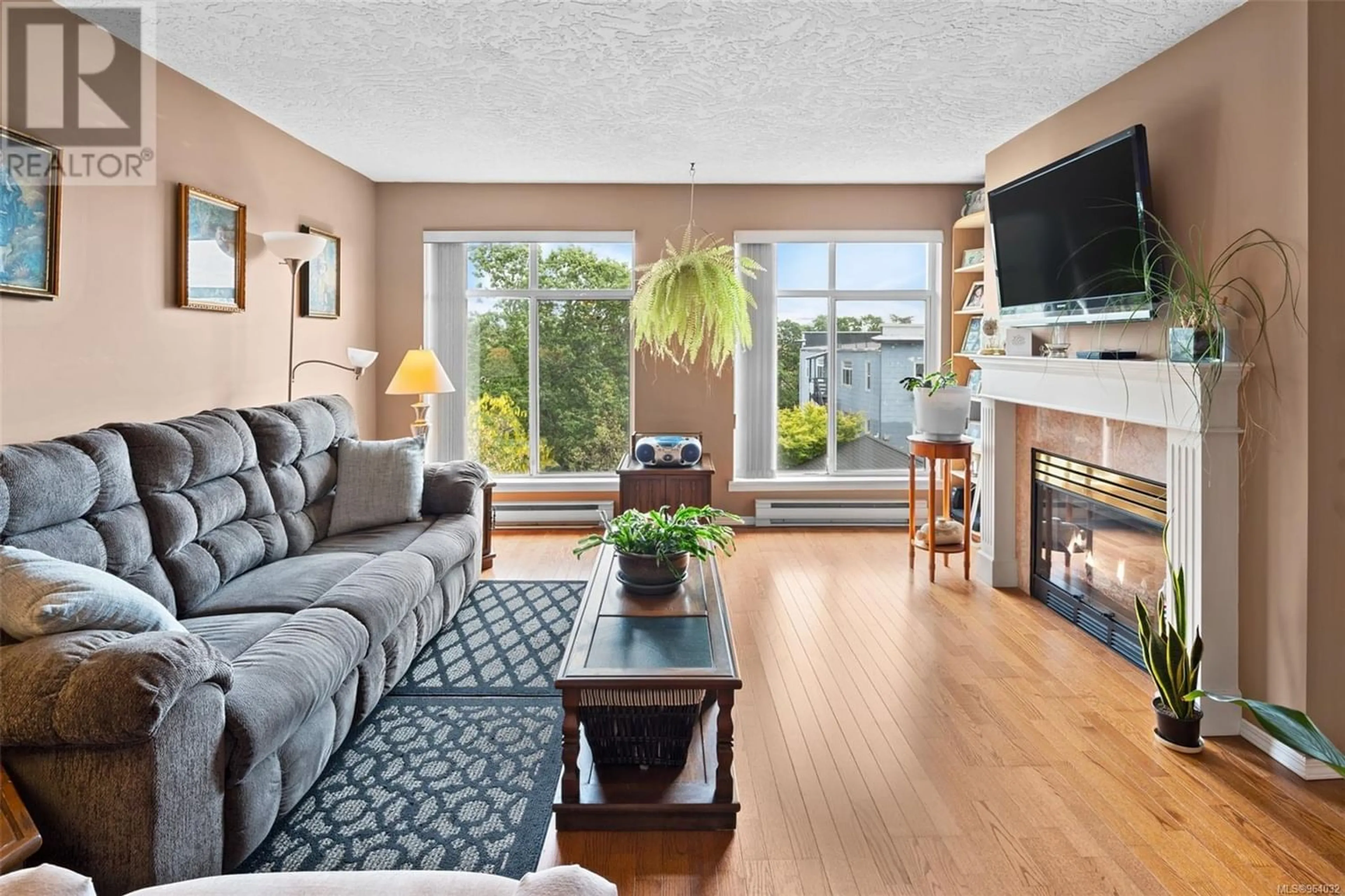 Living room for 406 2511 Quadra St, Victoria British Columbia V8T4E1