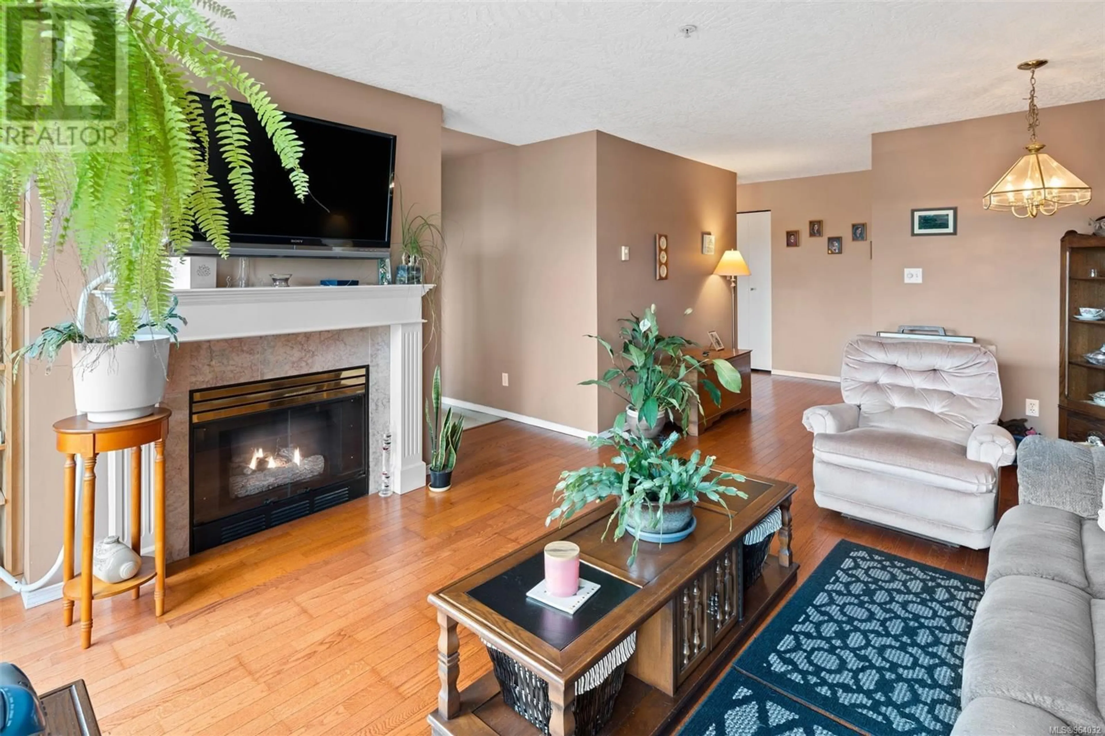 Living room for 406 2511 Quadra St, Victoria British Columbia V8T4E1