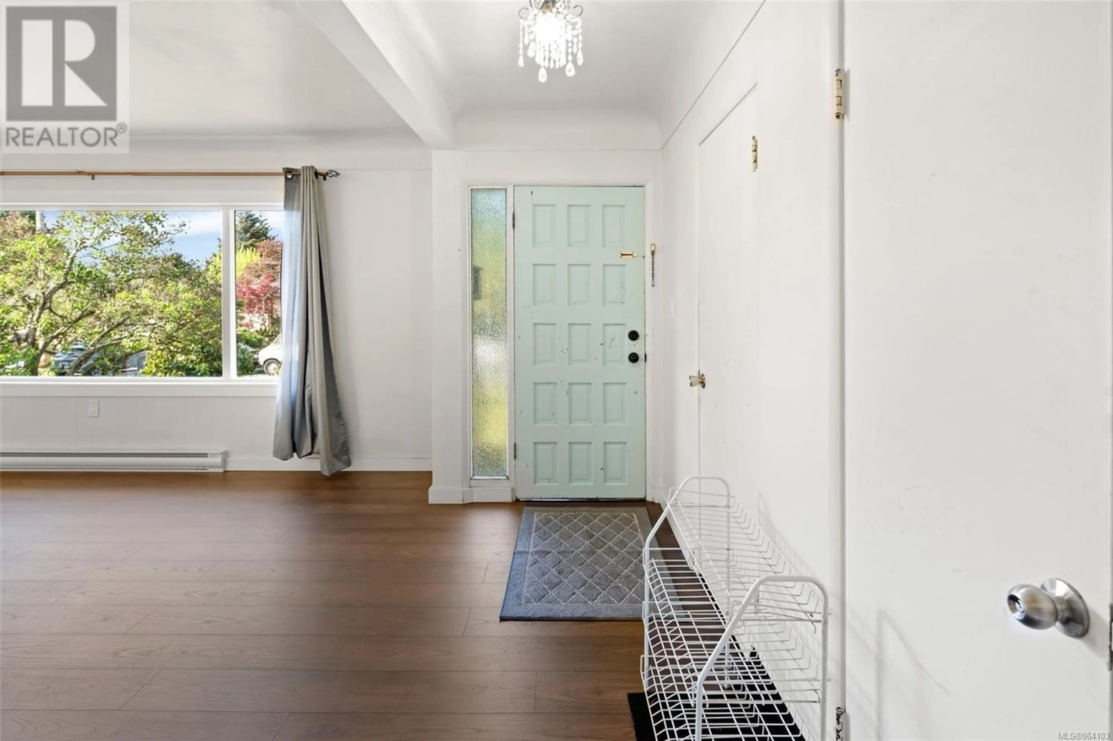 Indoor entryway for 2522 Kilgary Pl, Saanich British Columbia V8N1J5