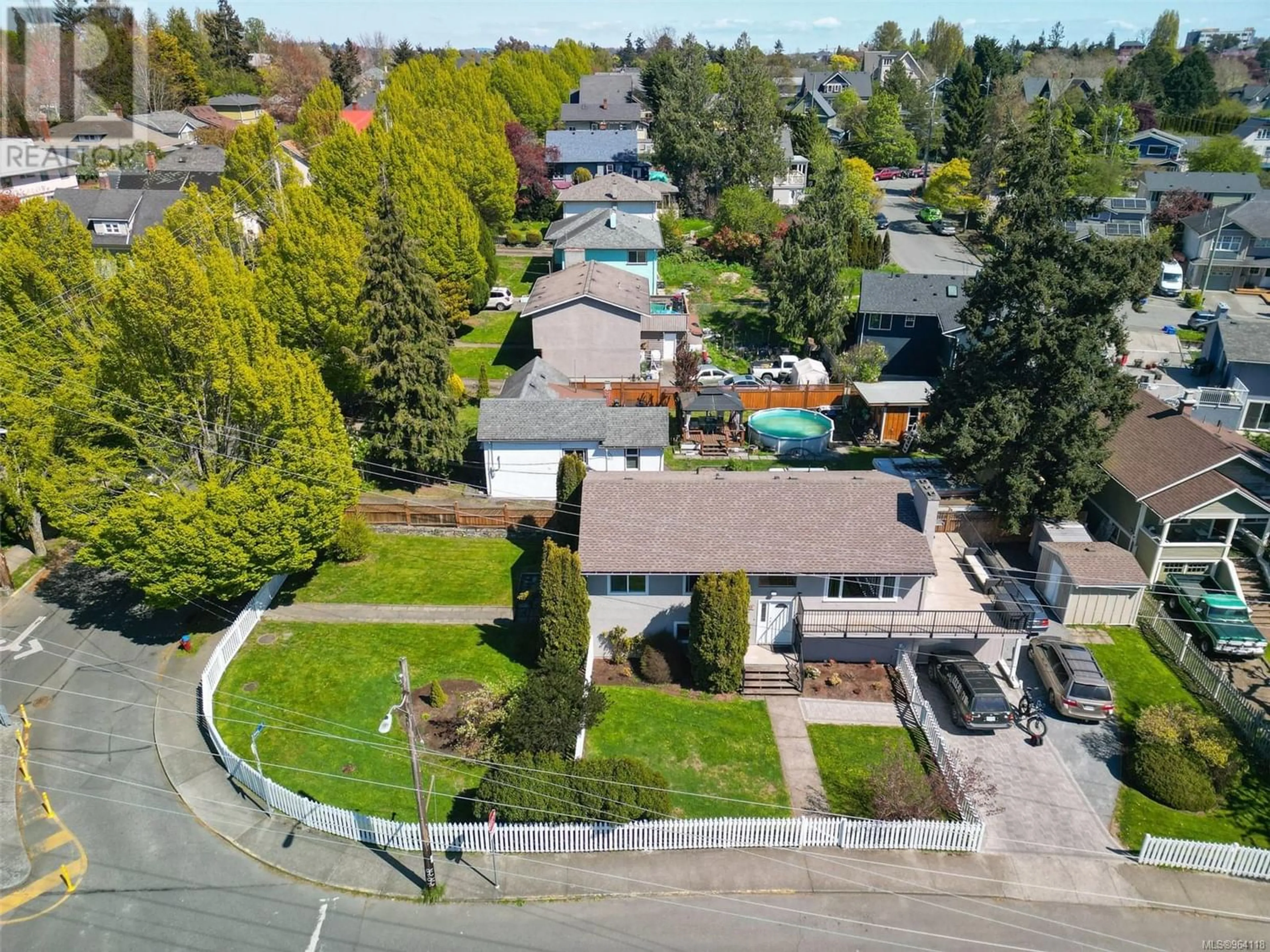 Frontside or backside of a home for 955 Hereward Rd, Victoria British Columbia V9A4E1
