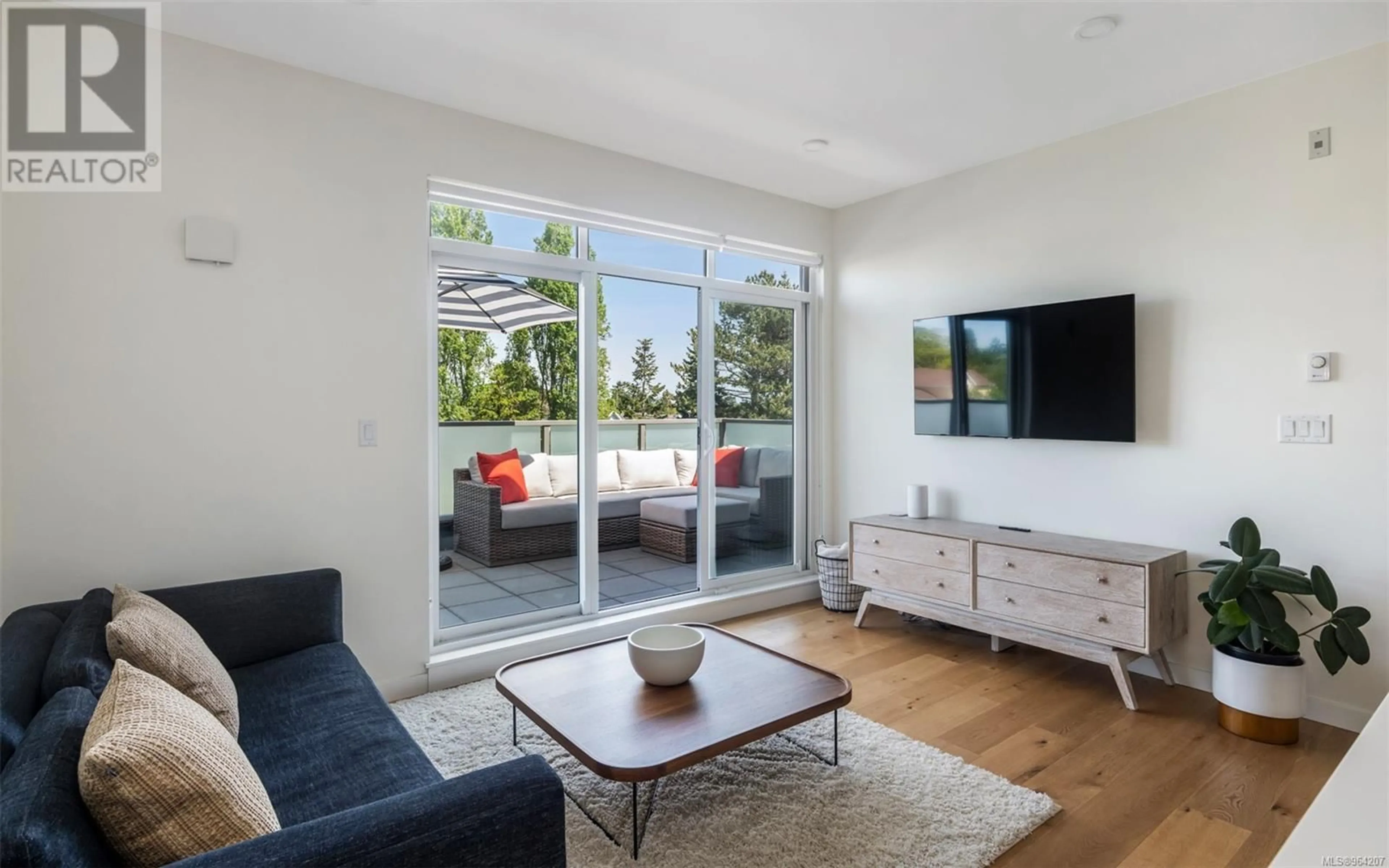 Living room for 301 1515 Redfern St, Victoria British Columbia V8R4X3