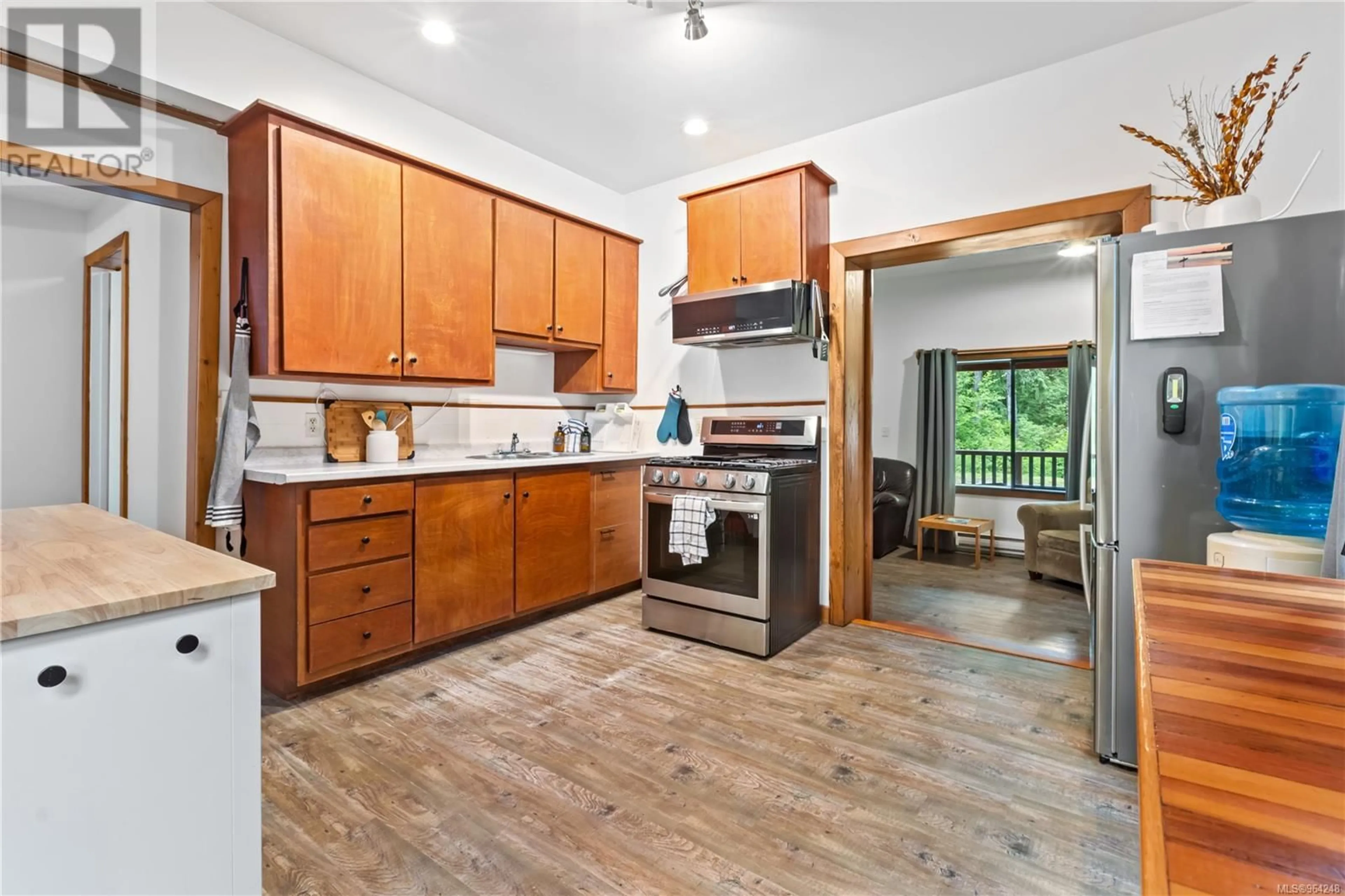 Standard kitchen, wood floors, cottage for 66 Sutton Rd, Ucluelet British Columbia V0R3A0