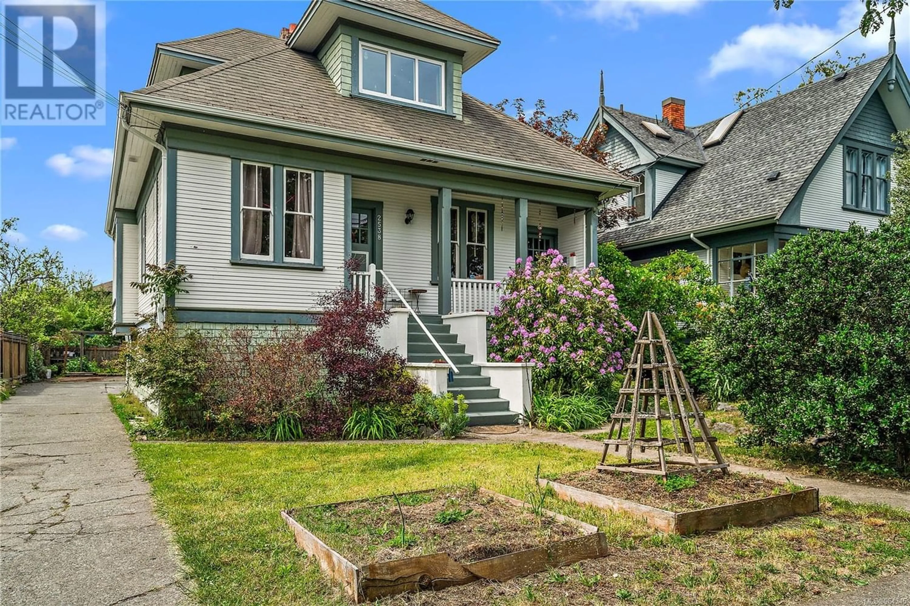 Frontside or backside of a home for 2538 Fernwood Rd, Victoria British Columbia V8T2Z9