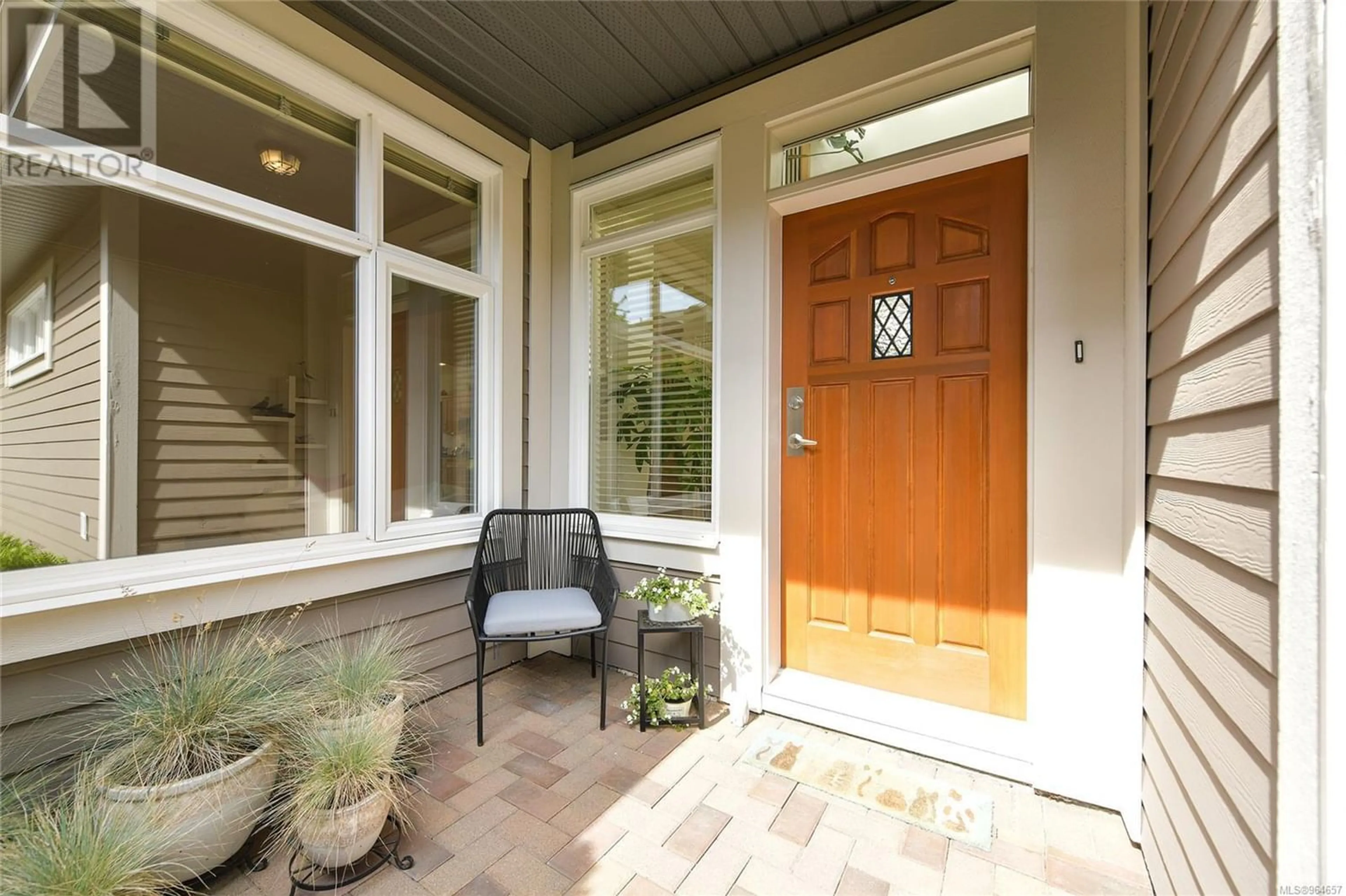 Indoor entryway, wood floors for 12 974 Sutcliffe Rd, Saanich British Columbia V8Y1M8