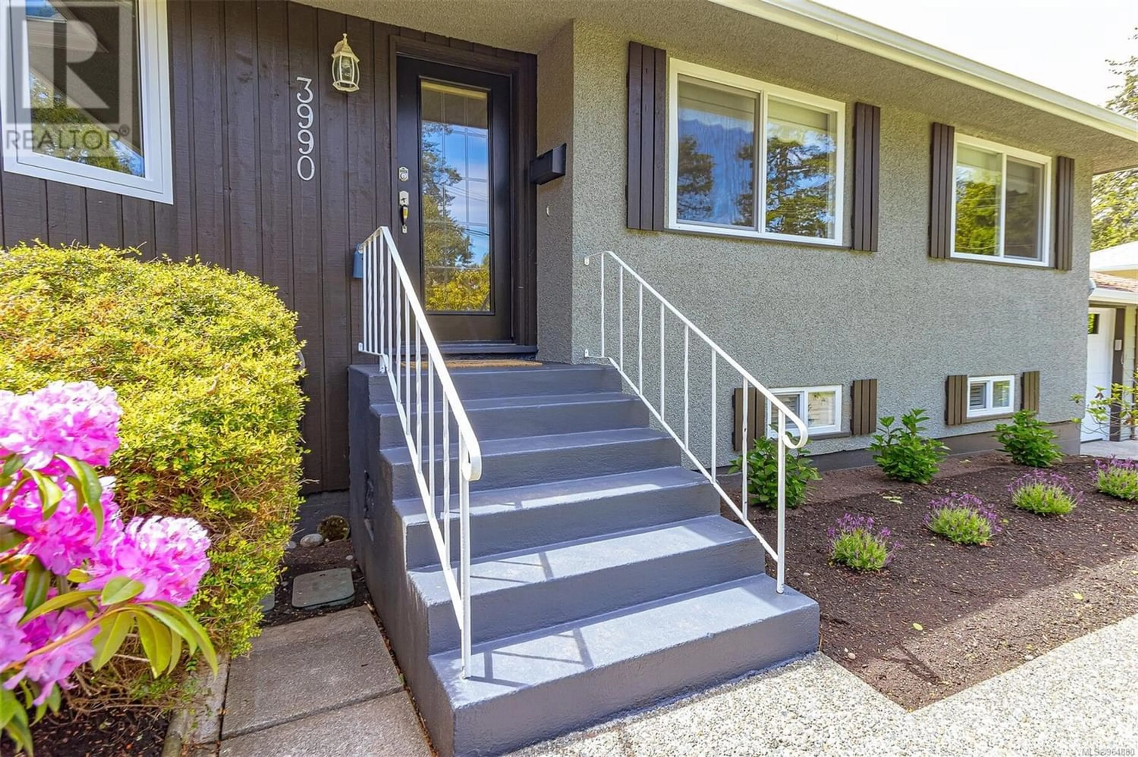 Indoor entryway for 3990 Haro Rd, Saanich British Columbia V8N4A9