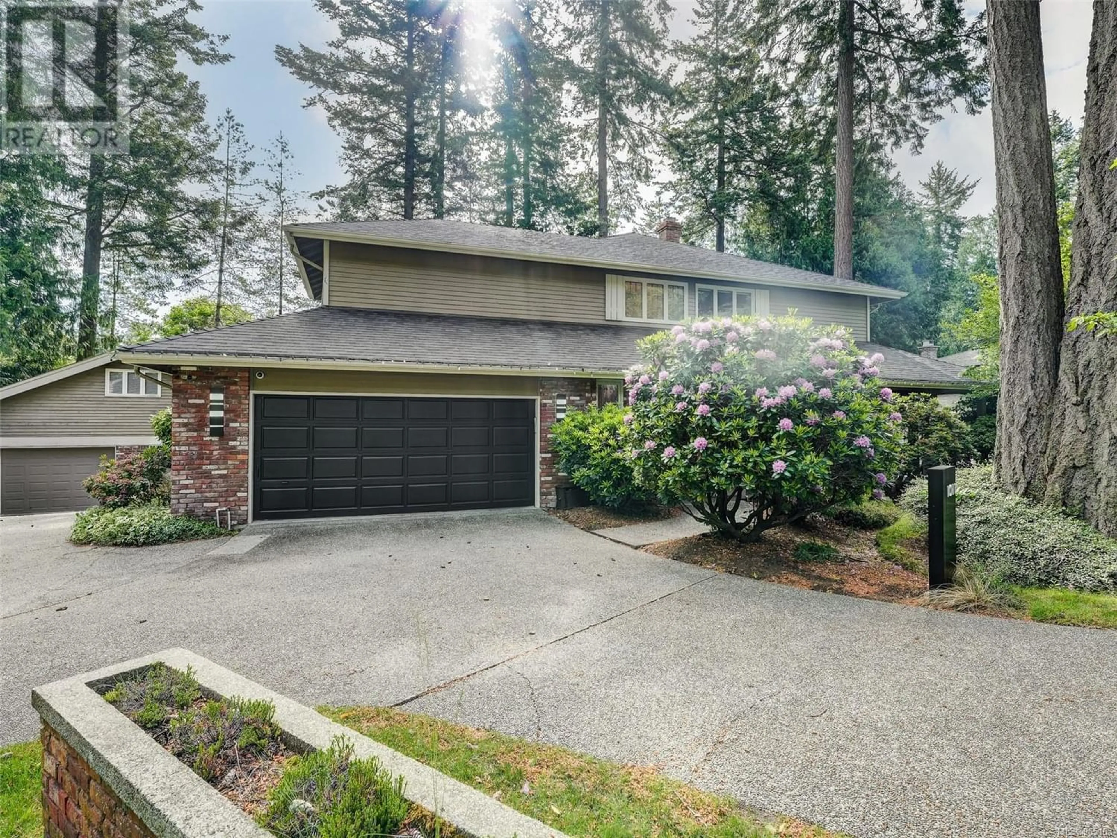 Home with brick exterior material for 1011 Kentwood Pl, Saanich British Columbia V8Y2R2