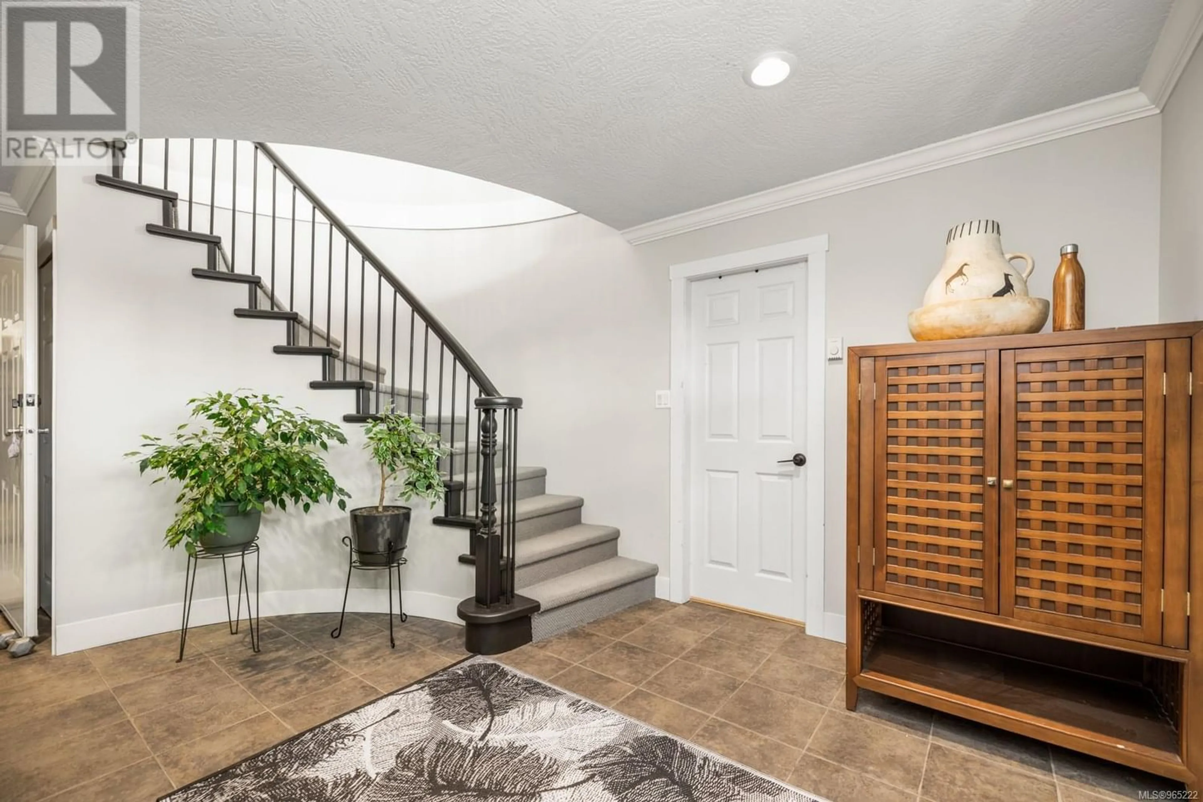 Indoor entryway for 4455 Abraham Crt, Saanich British Columbia V8Z7G4