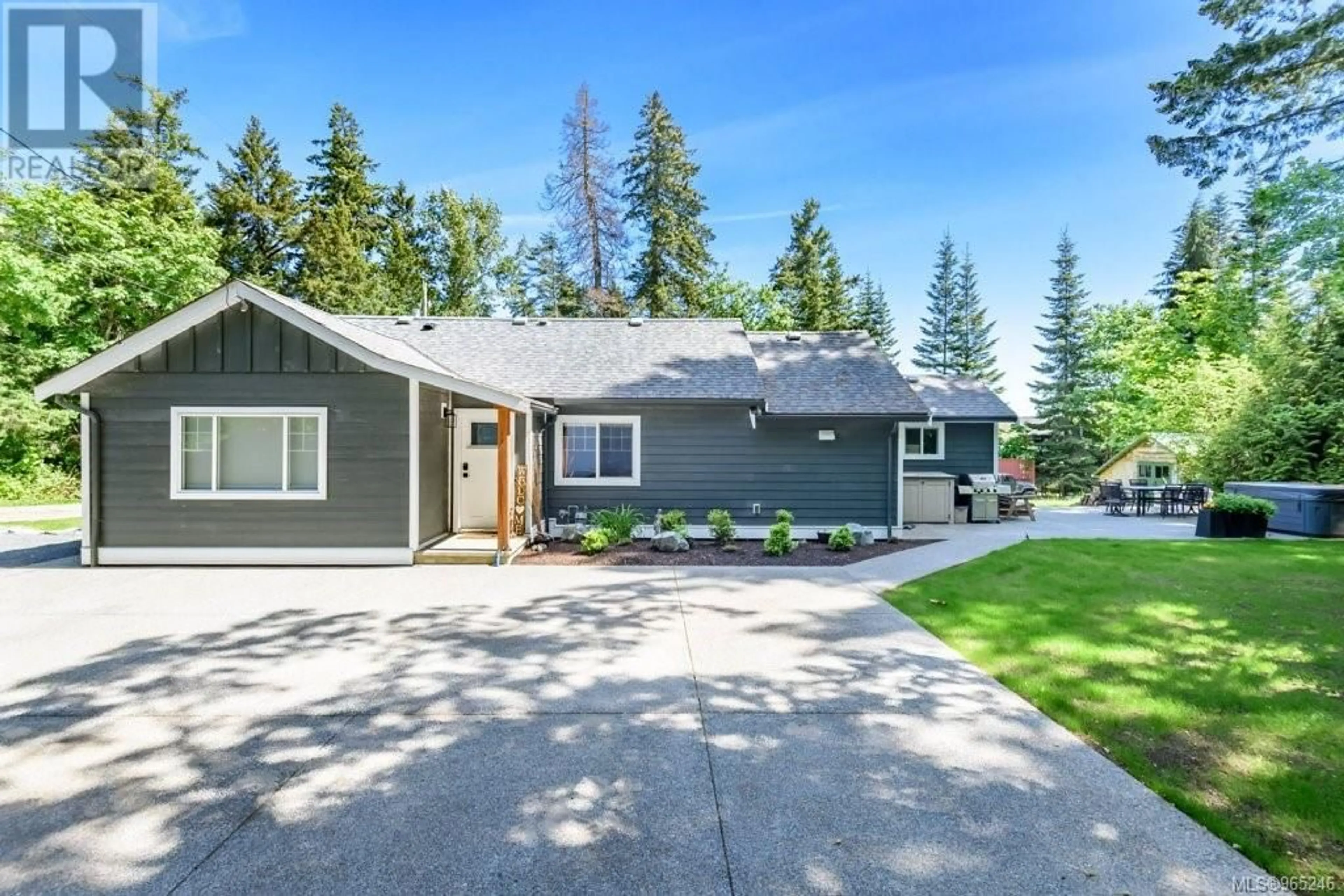 Frontside or backside of a home for 3671 Thomson Rd, Royston British Columbia V9N9T5