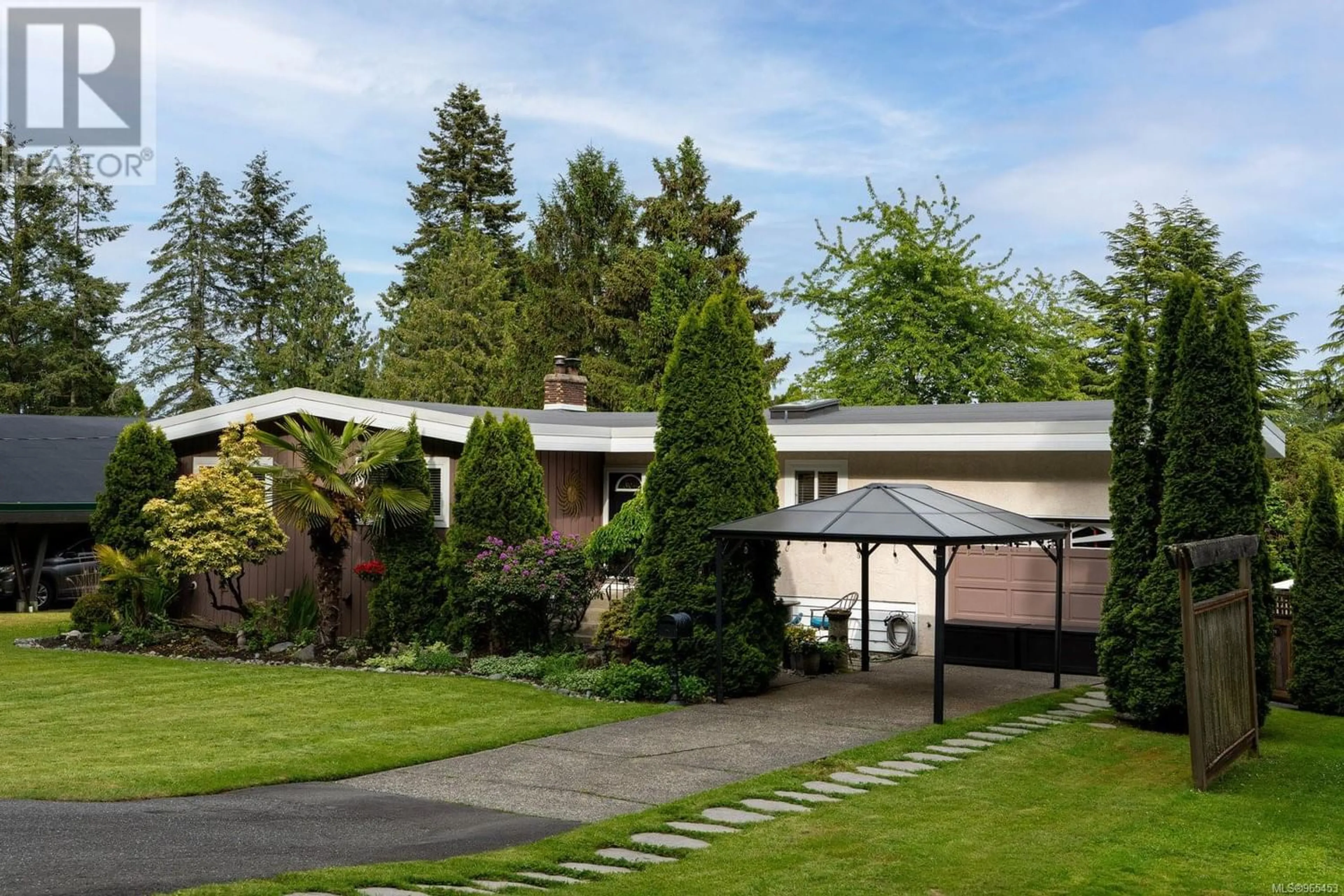 Outside view for 4325 Parkside Cres, Saanich British Columbia V8N2C5