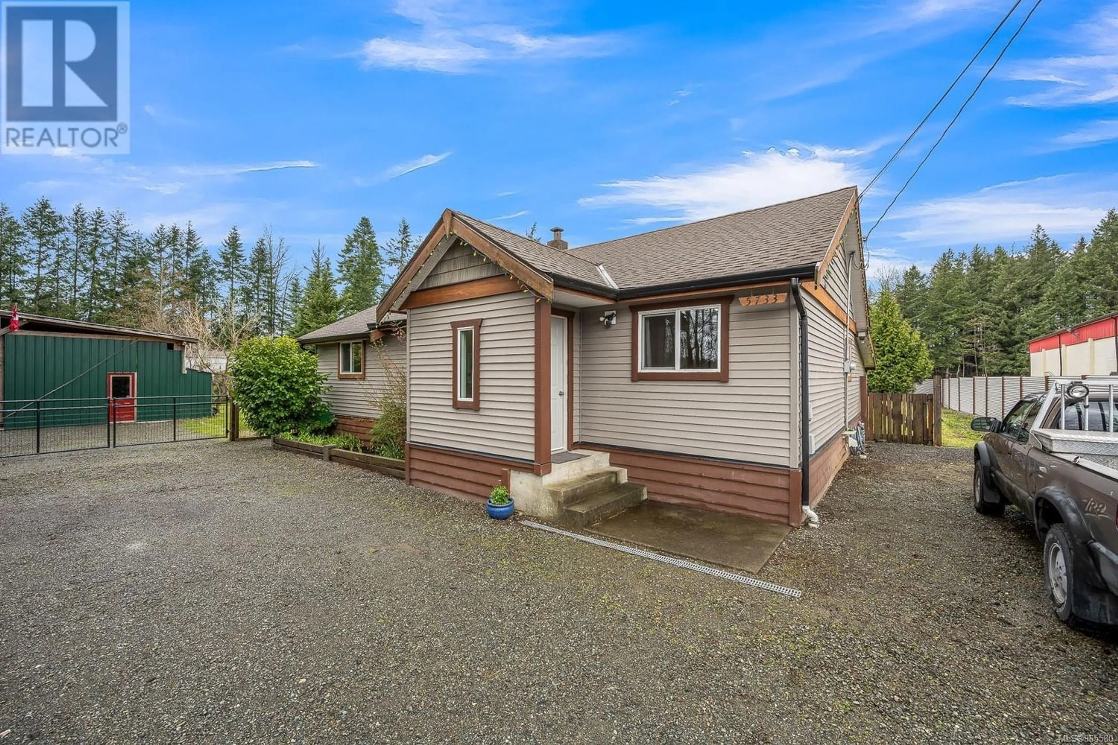 Frontside or backside of a home for 5733 Island Hwy N, Courtenay British Columbia V9J1T3