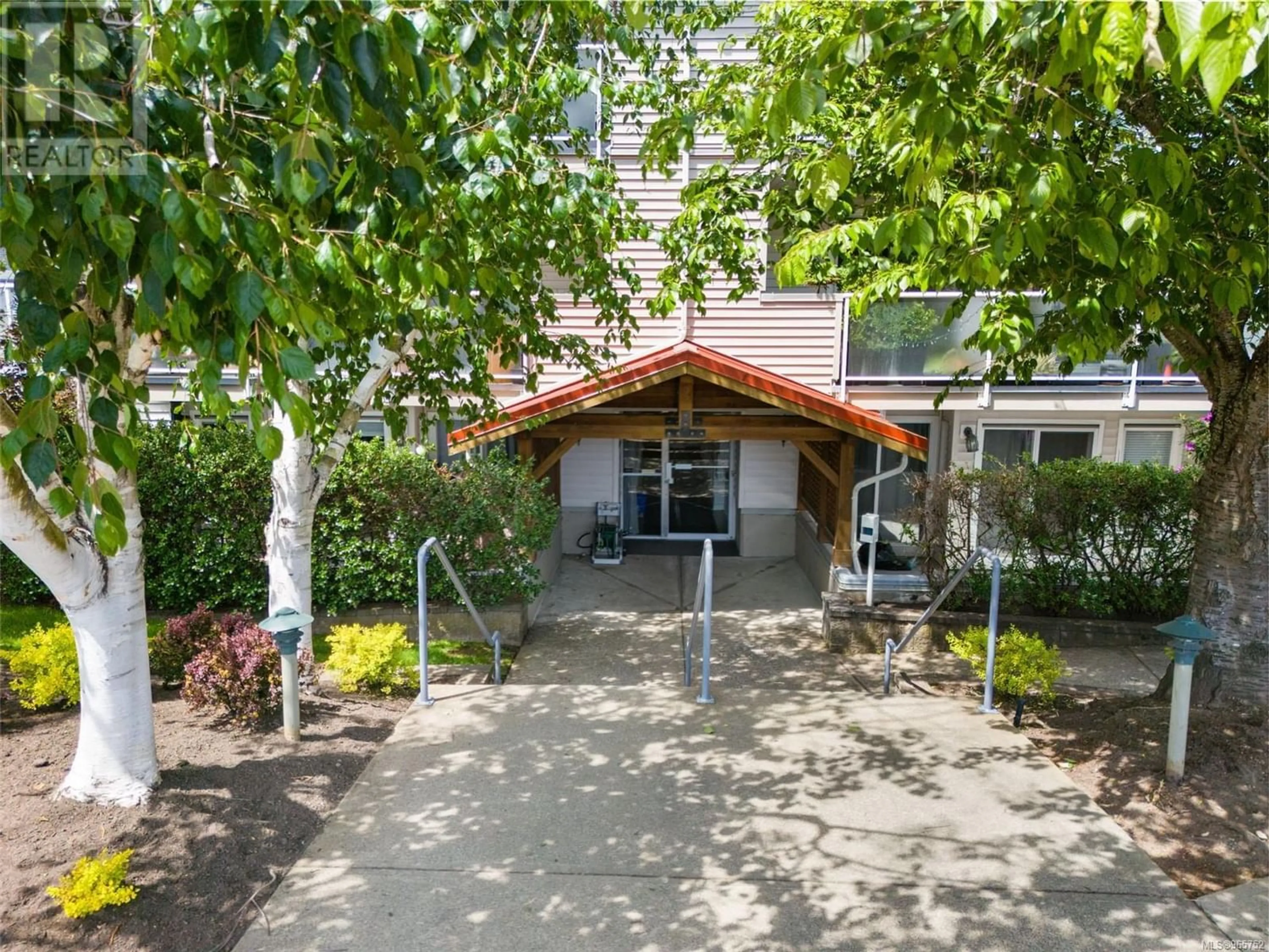 Indoor foyer for 108 3180 Albina St, Saanich British Columbia V9A1Z5