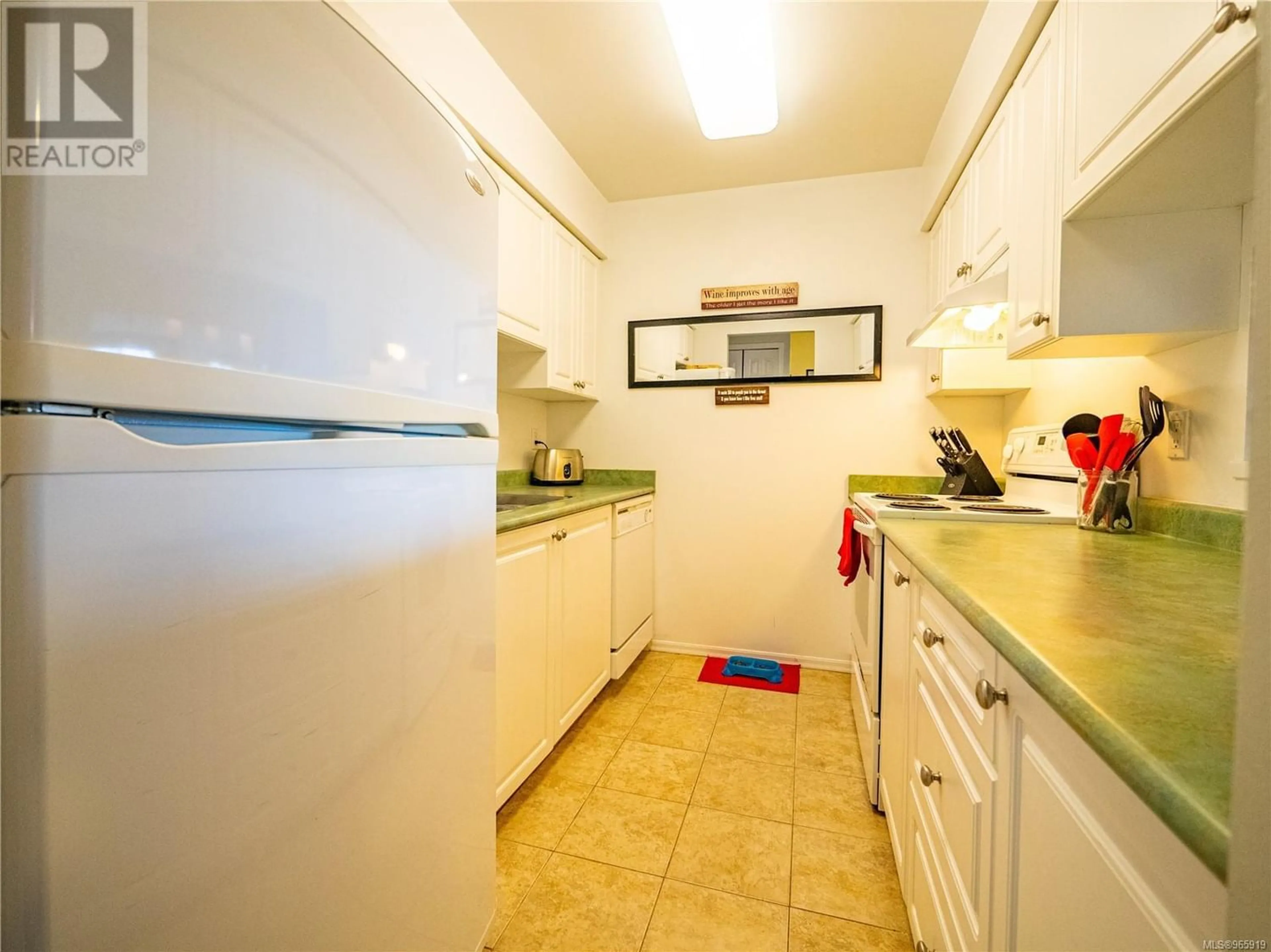 Standard kitchen for 202 250 Hemlock St, Ucluelet British Columbia V0R3A0