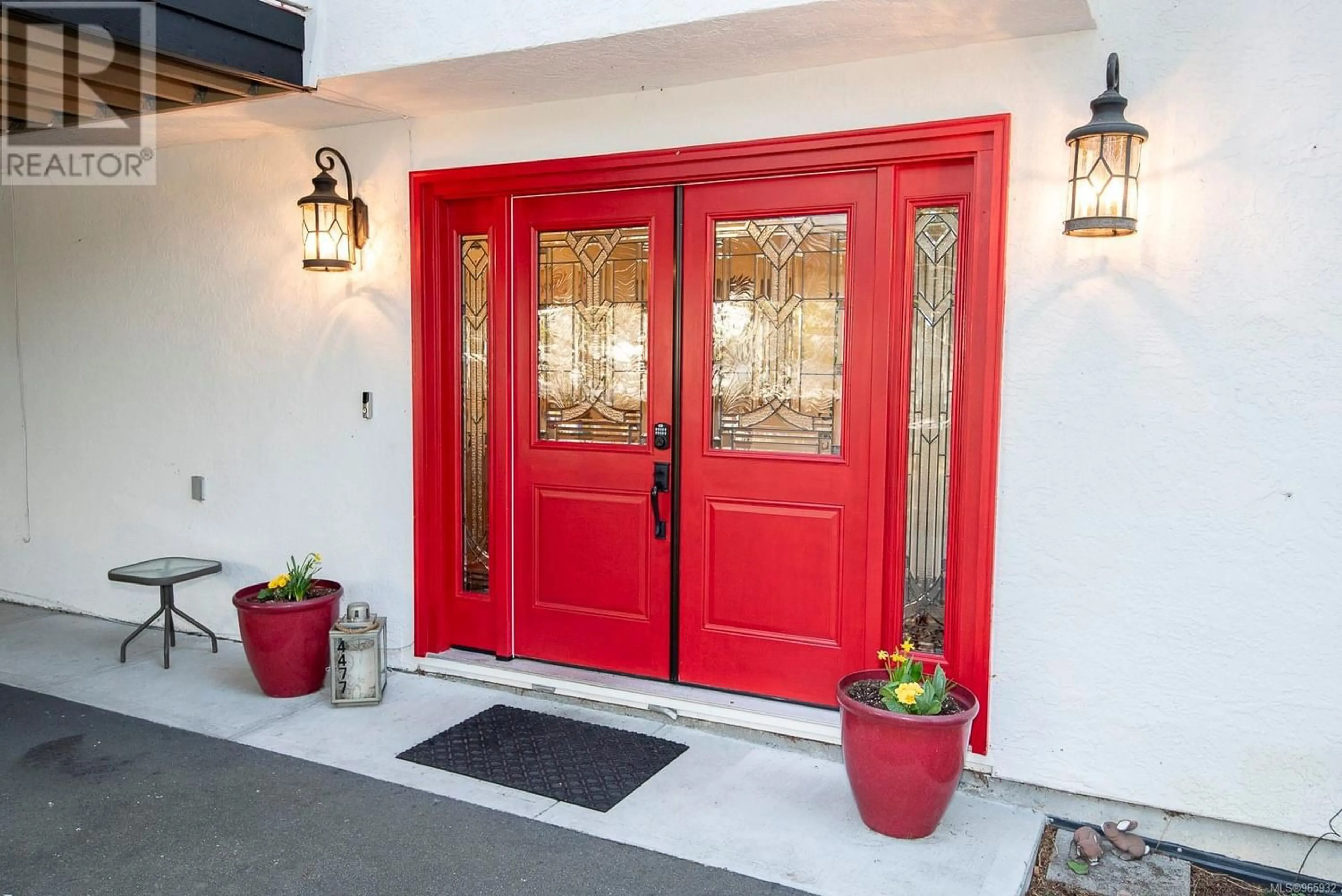 Indoor entryway for 4477 Annette Pl, Saanich British Columbia V8N3J6