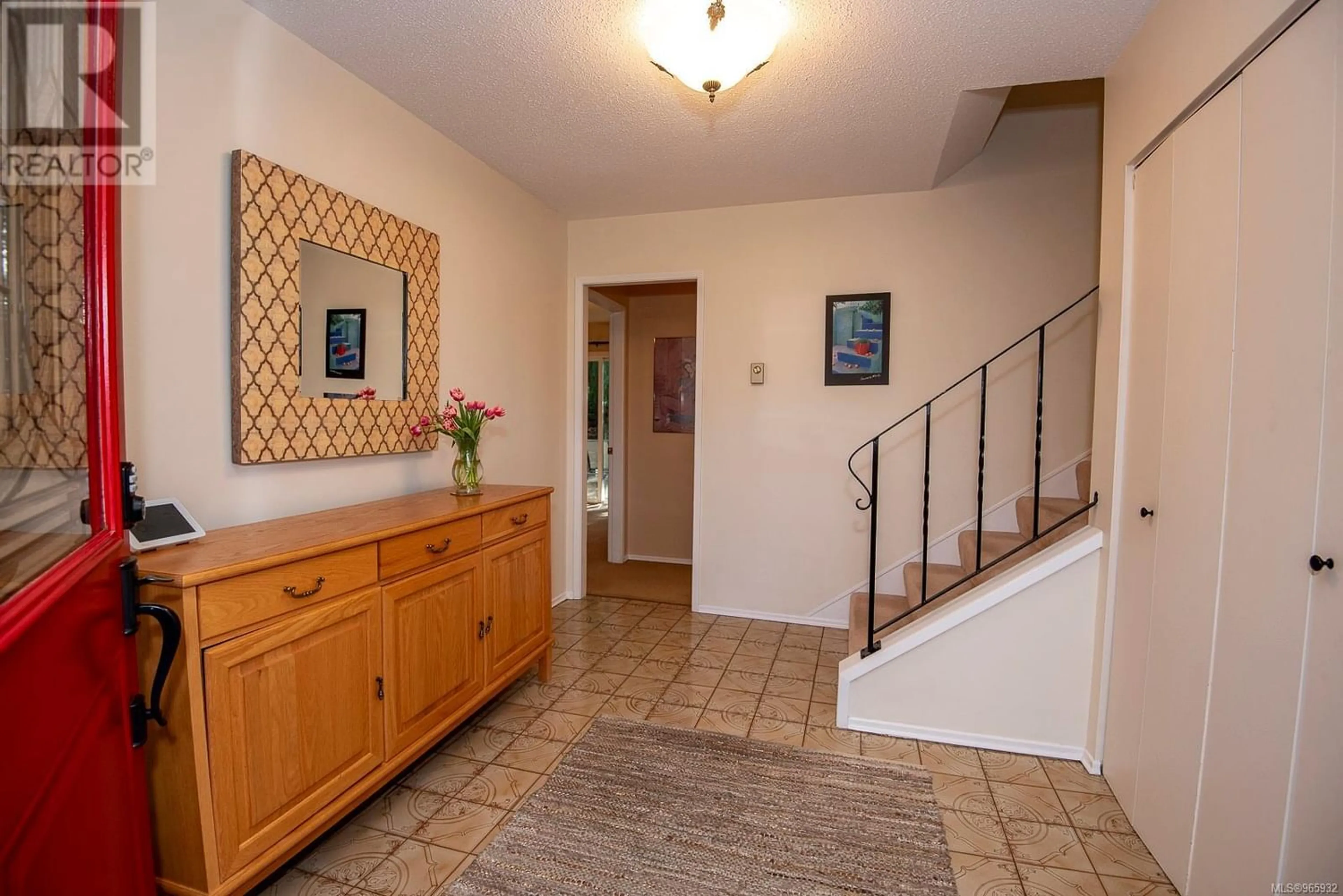 Indoor foyer for 4477 Annette Pl, Saanich British Columbia V8N3J6