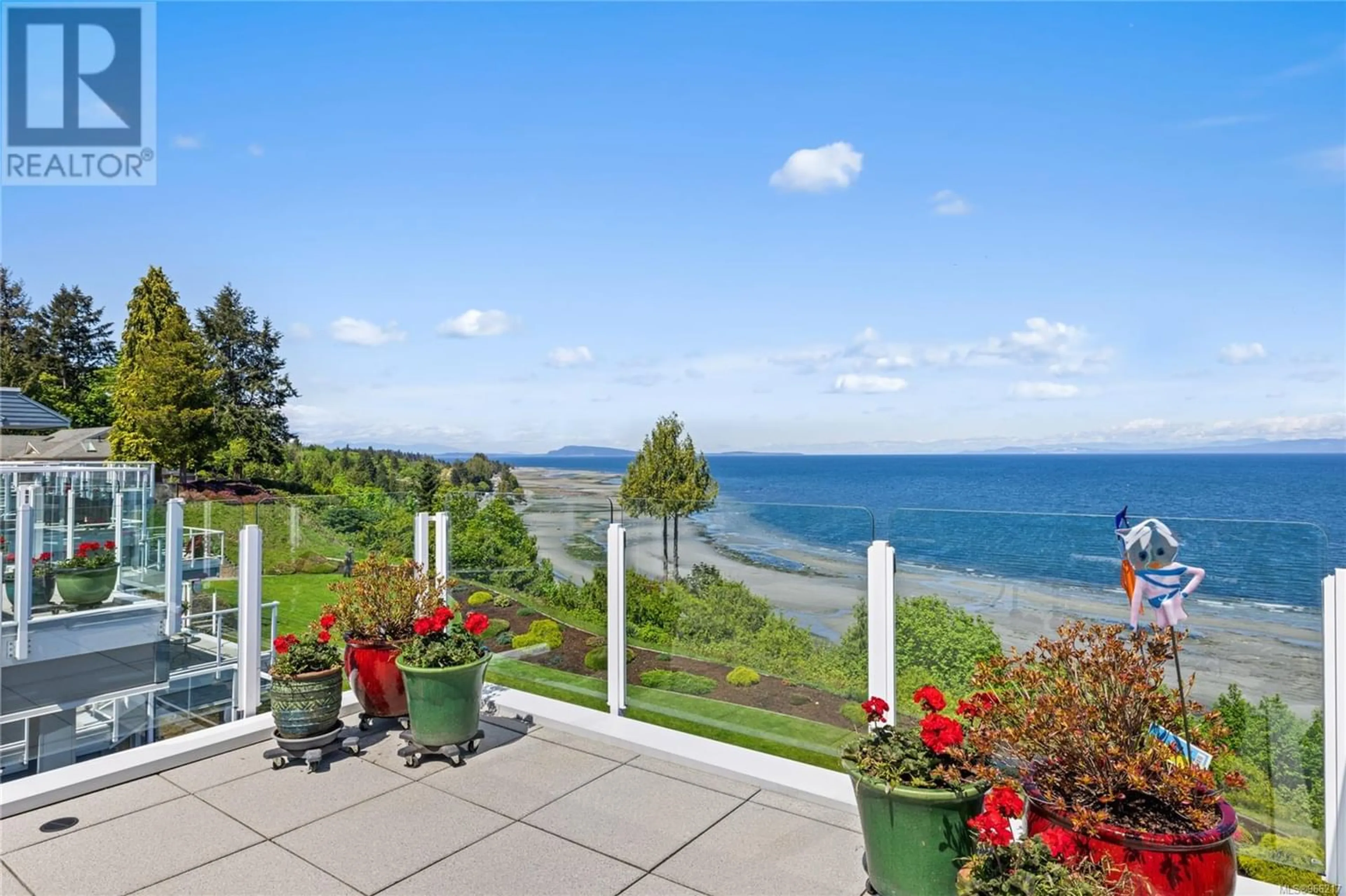 Patio for 301 431 Crescent Rd W, Qualicum Beach British Columbia V9K2K2