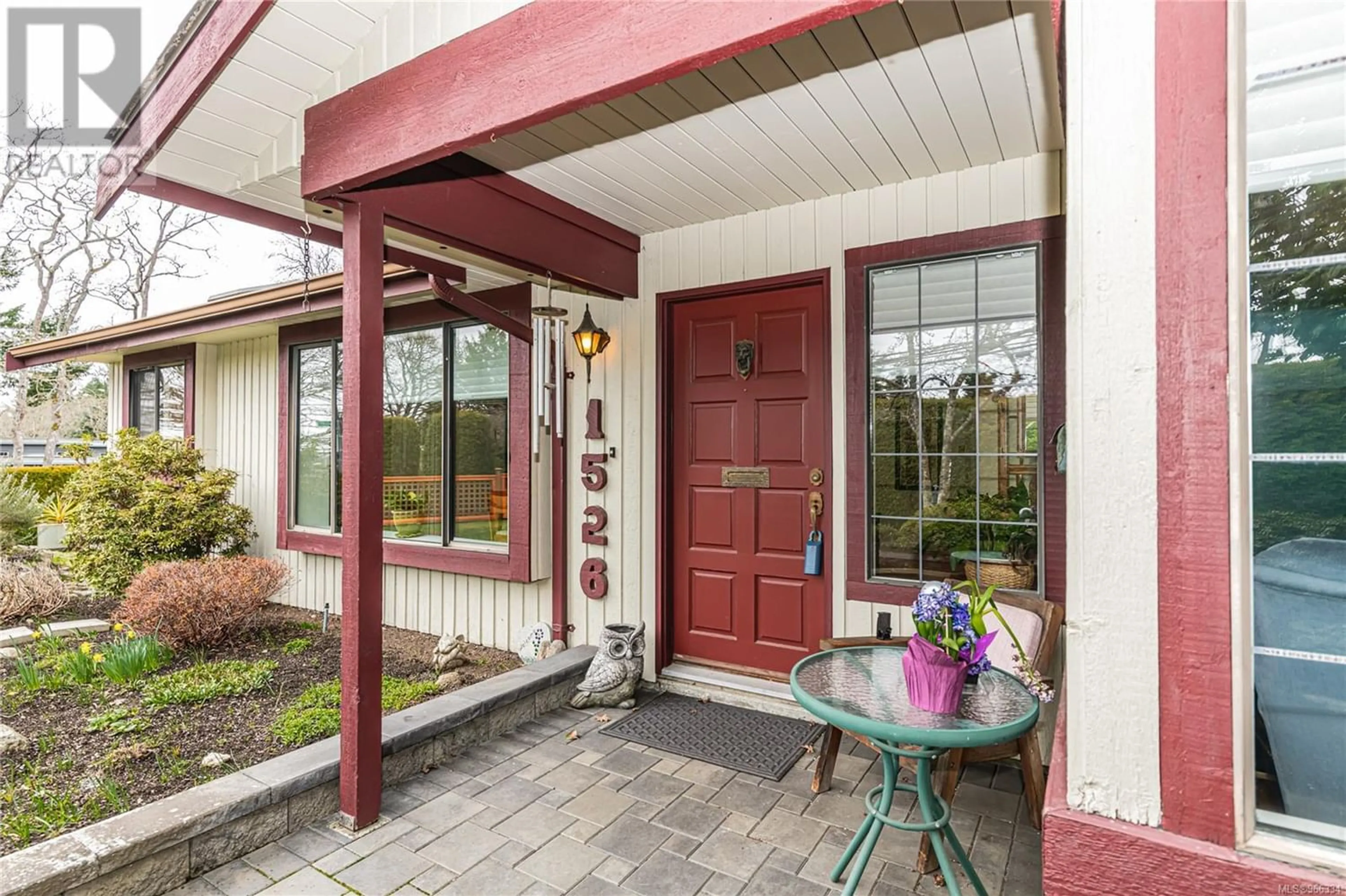 Indoor entryway for 1526 Mt. Douglas Cross Rd, Saanich British Columbia V8N1Z7