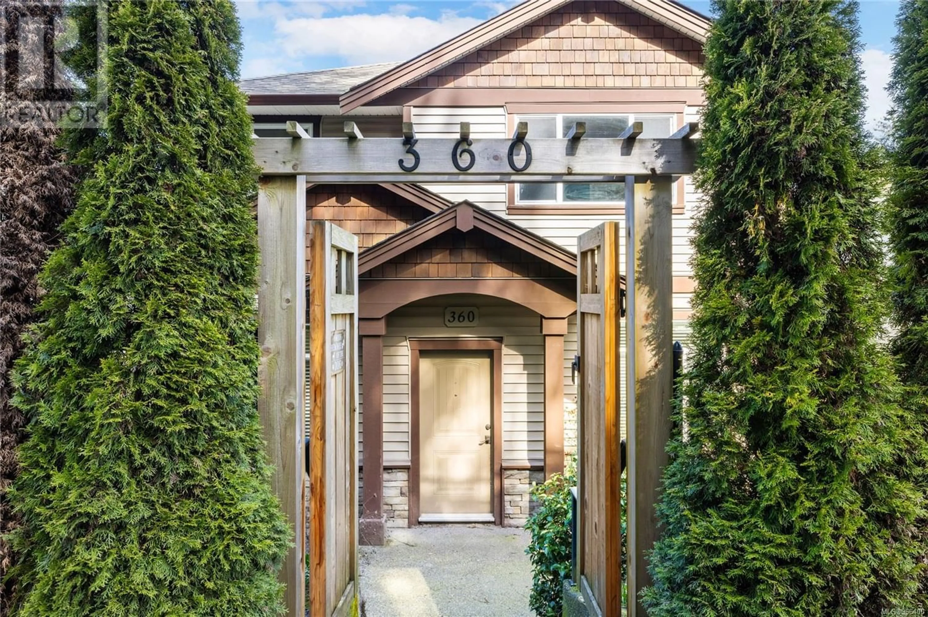 Indoor entryway for 360 9th St, Nanaimo British Columbia V9R4J5