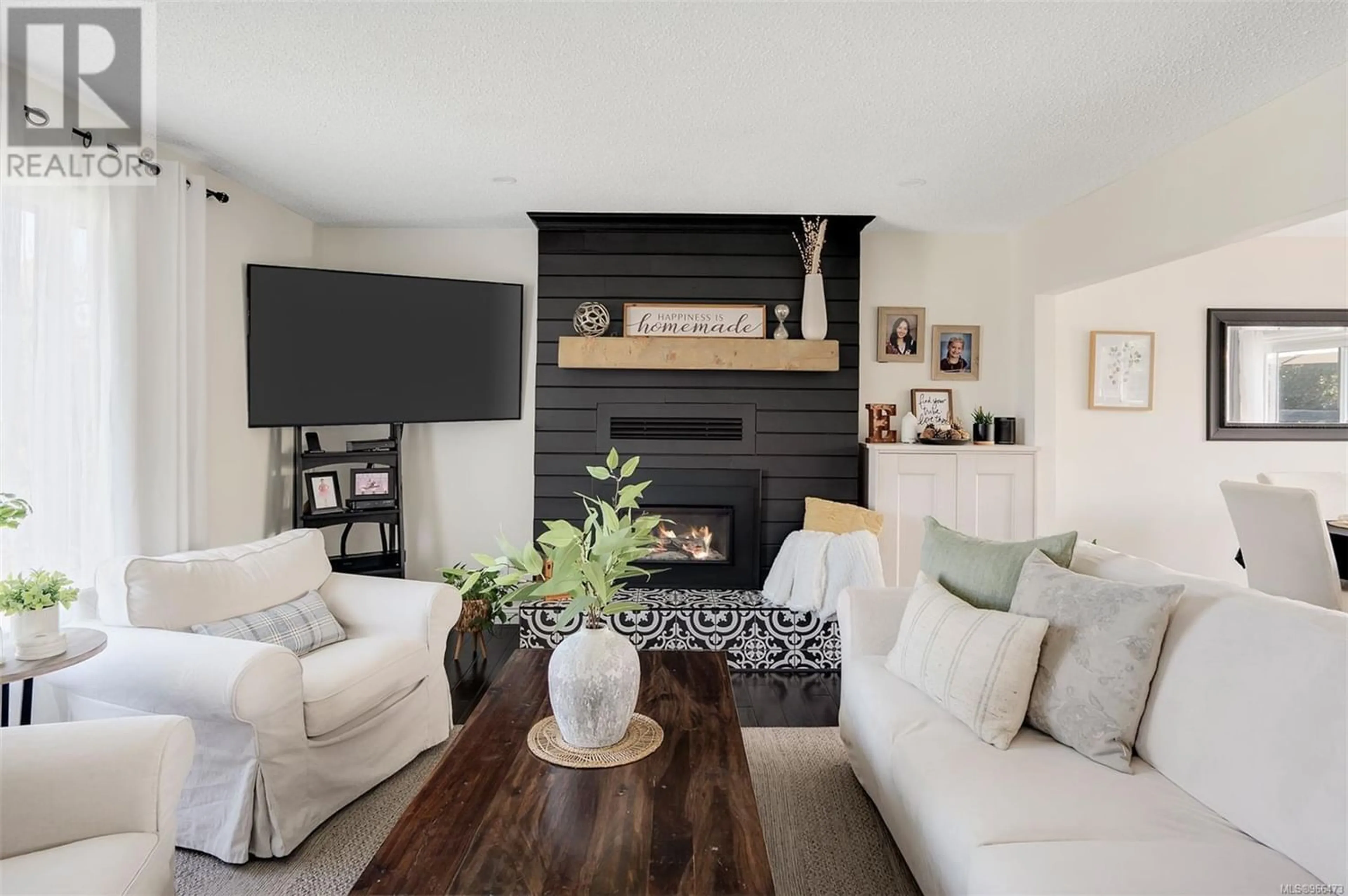 Living room for 2105 Henry Ave, Sidney British Columbia V8L4L9