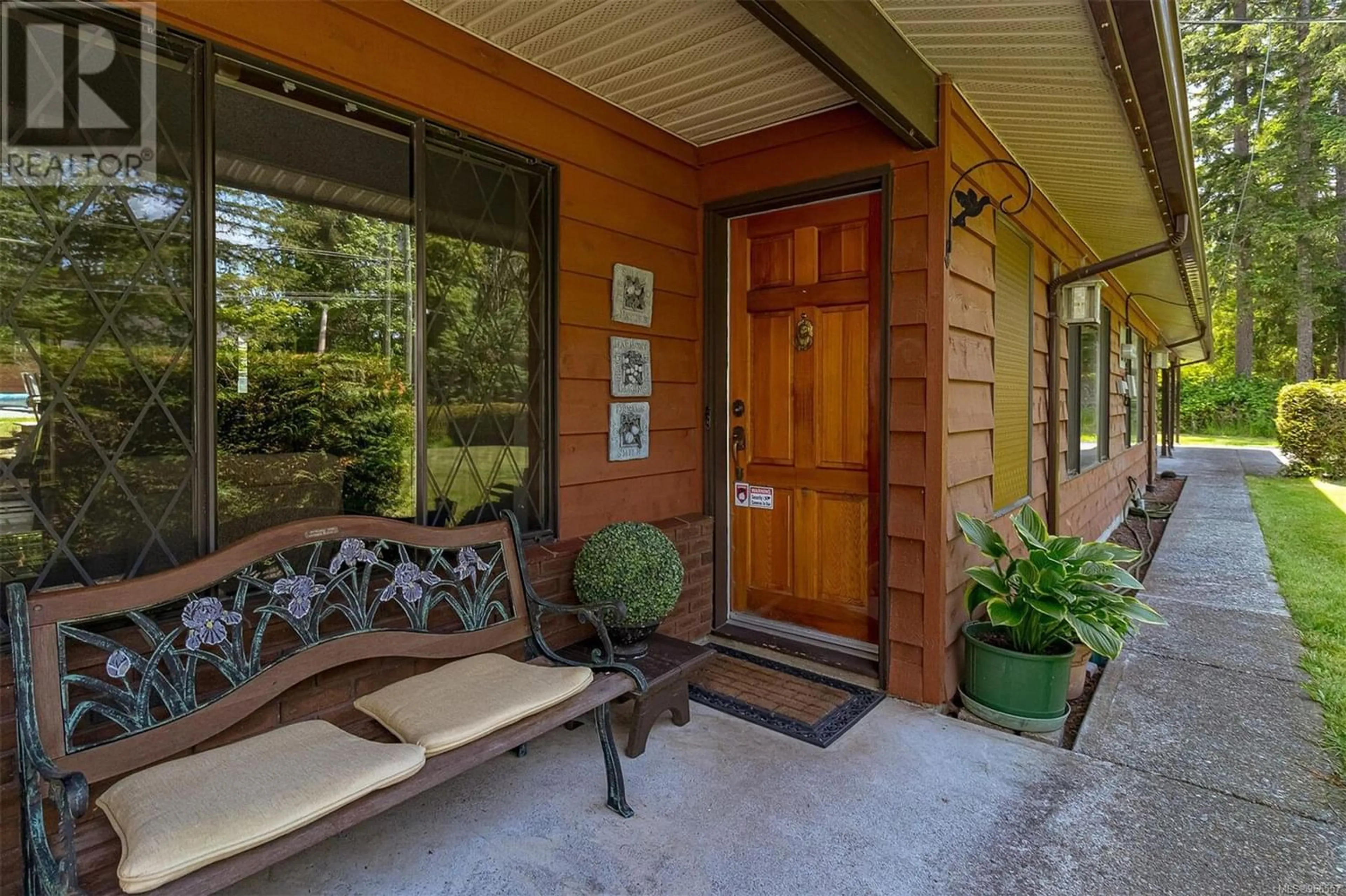 Indoor entryway, wood floors for 3924 & 3926 Cambrai Rd, Duncan British Columbia V9L6G1