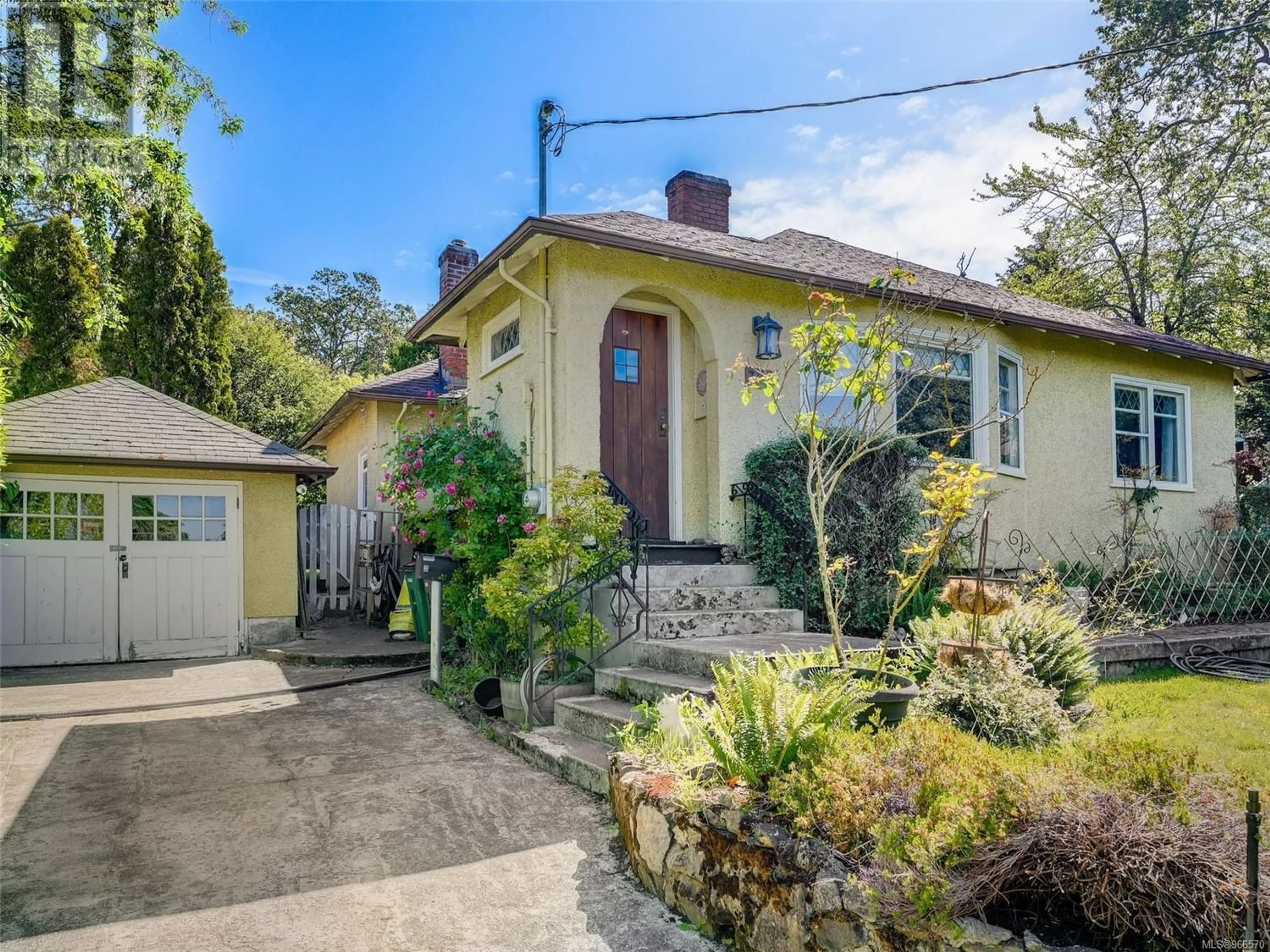 Cottage for 3415 Lovat Ave, Saanich British Columbia V8X1T8