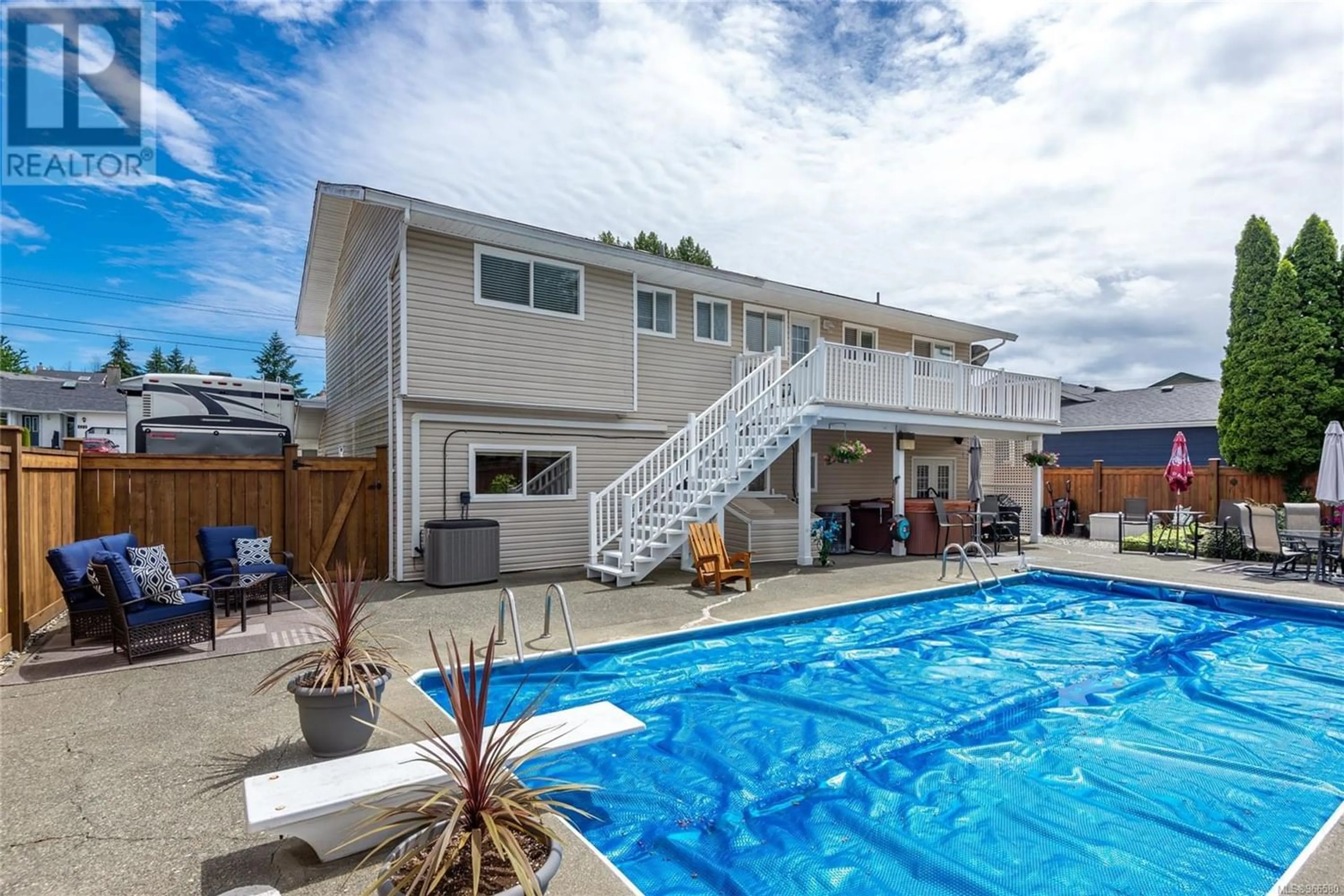 Indoor or outdoor pool for 568 Charstate Dr, Campbell River British Columbia V9W6M3