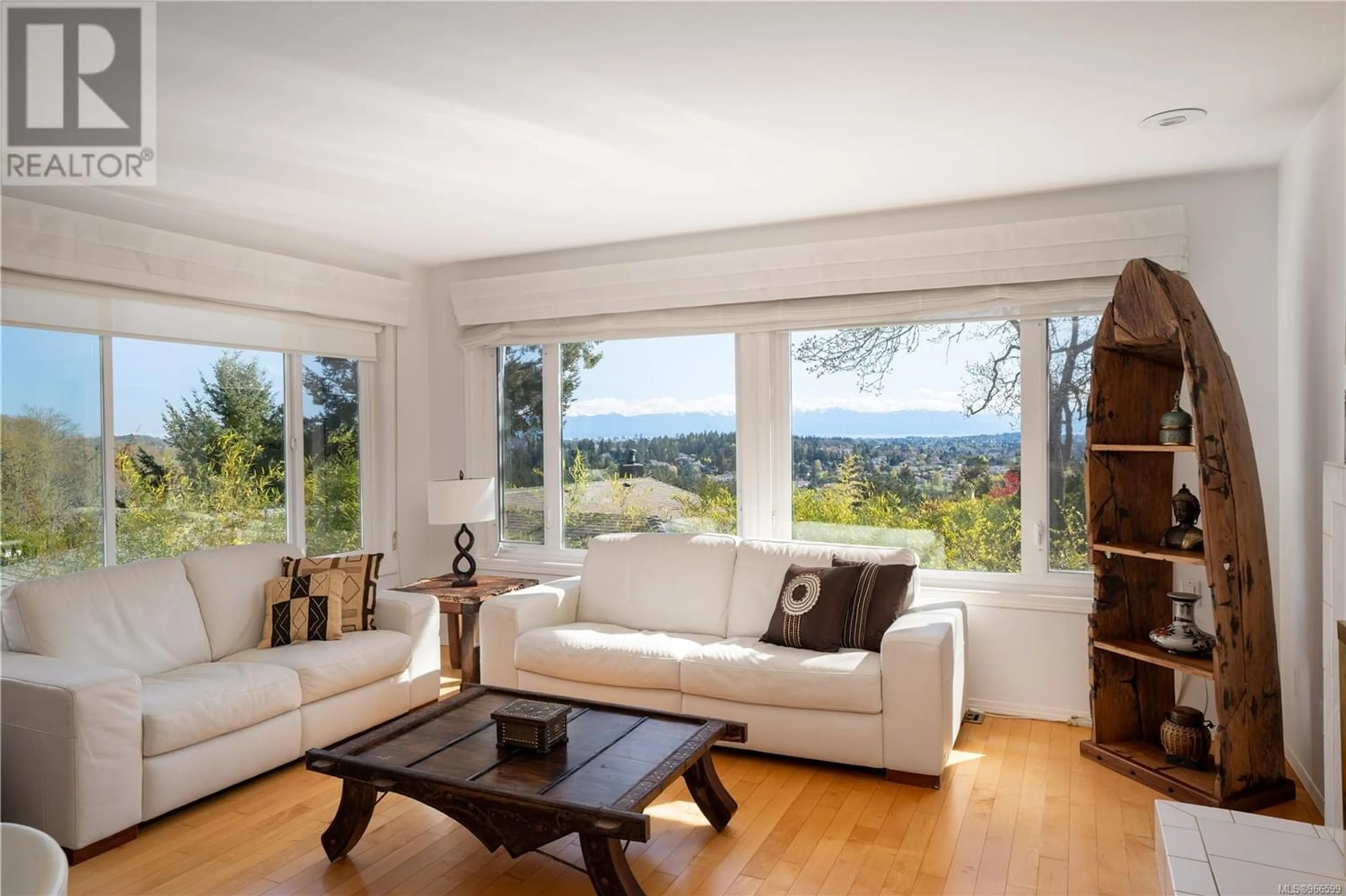 Living room for 4620 Boulderwood Dr, Saanich British Columbia V8Y2V2