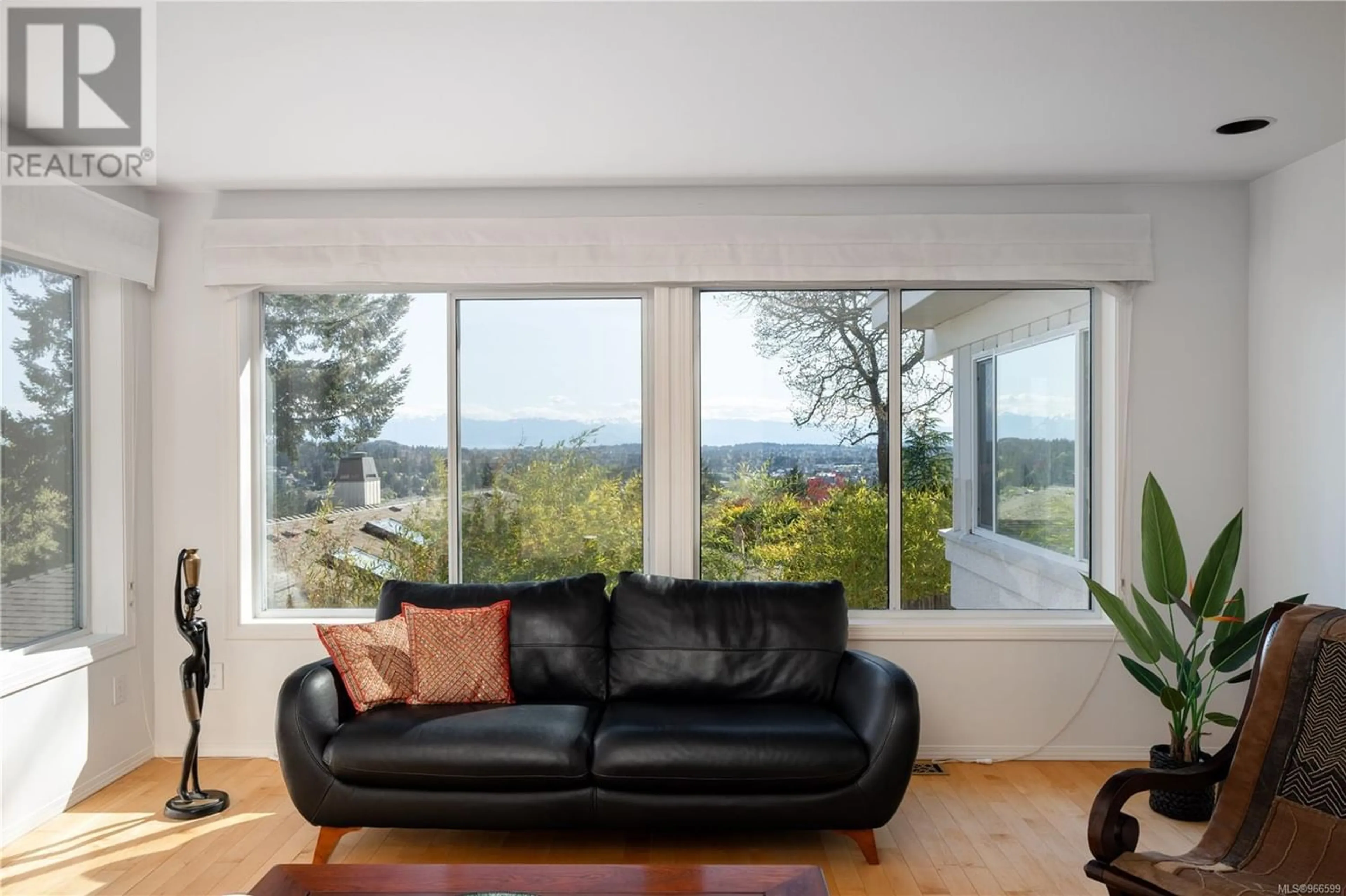 Living room for 4620 Boulderwood Dr, Saanich British Columbia V8Y2V2