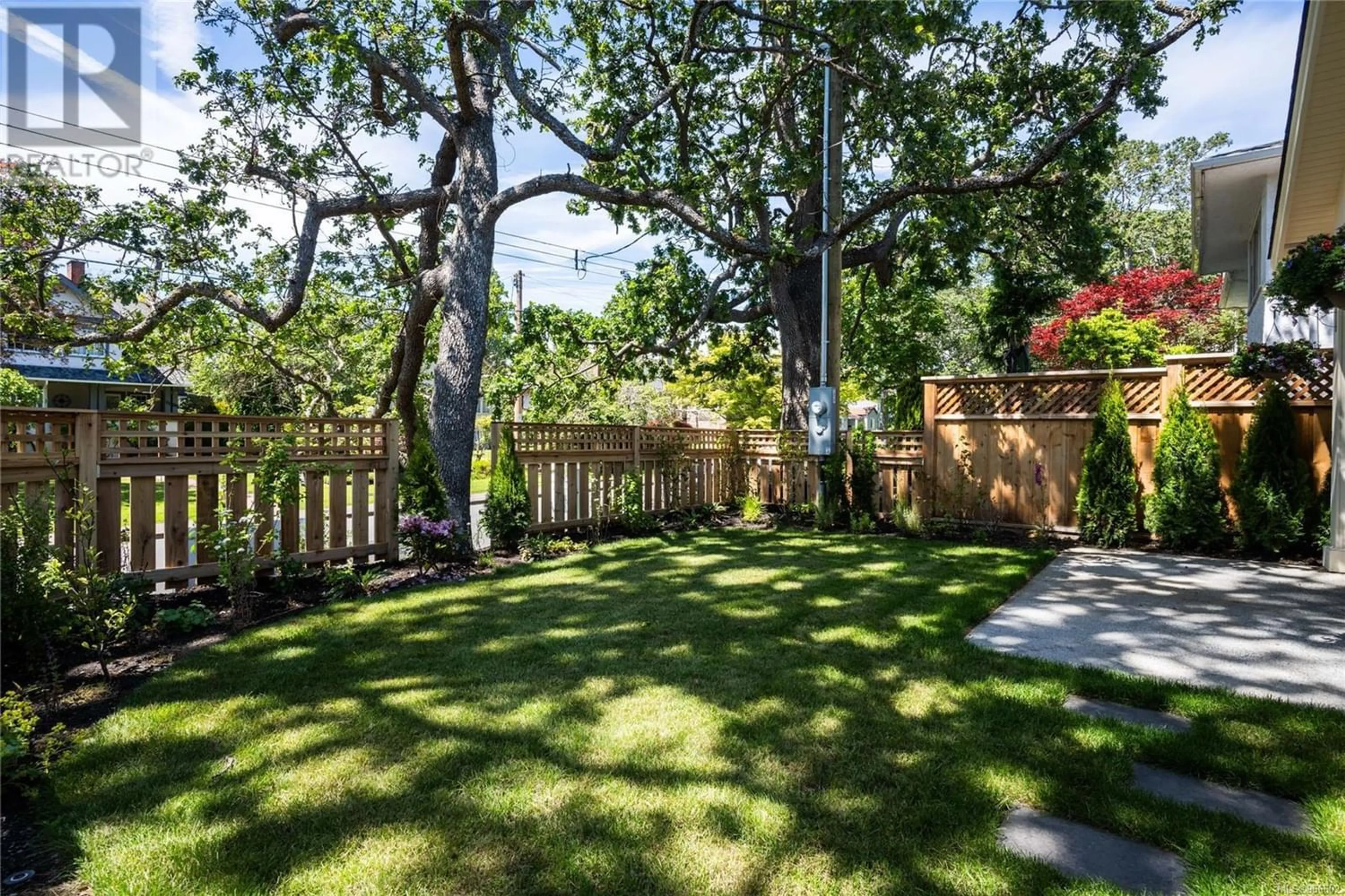 Fenced yard for 1179 Monterey Ave, Oak Bay British Columbia V8S4V7