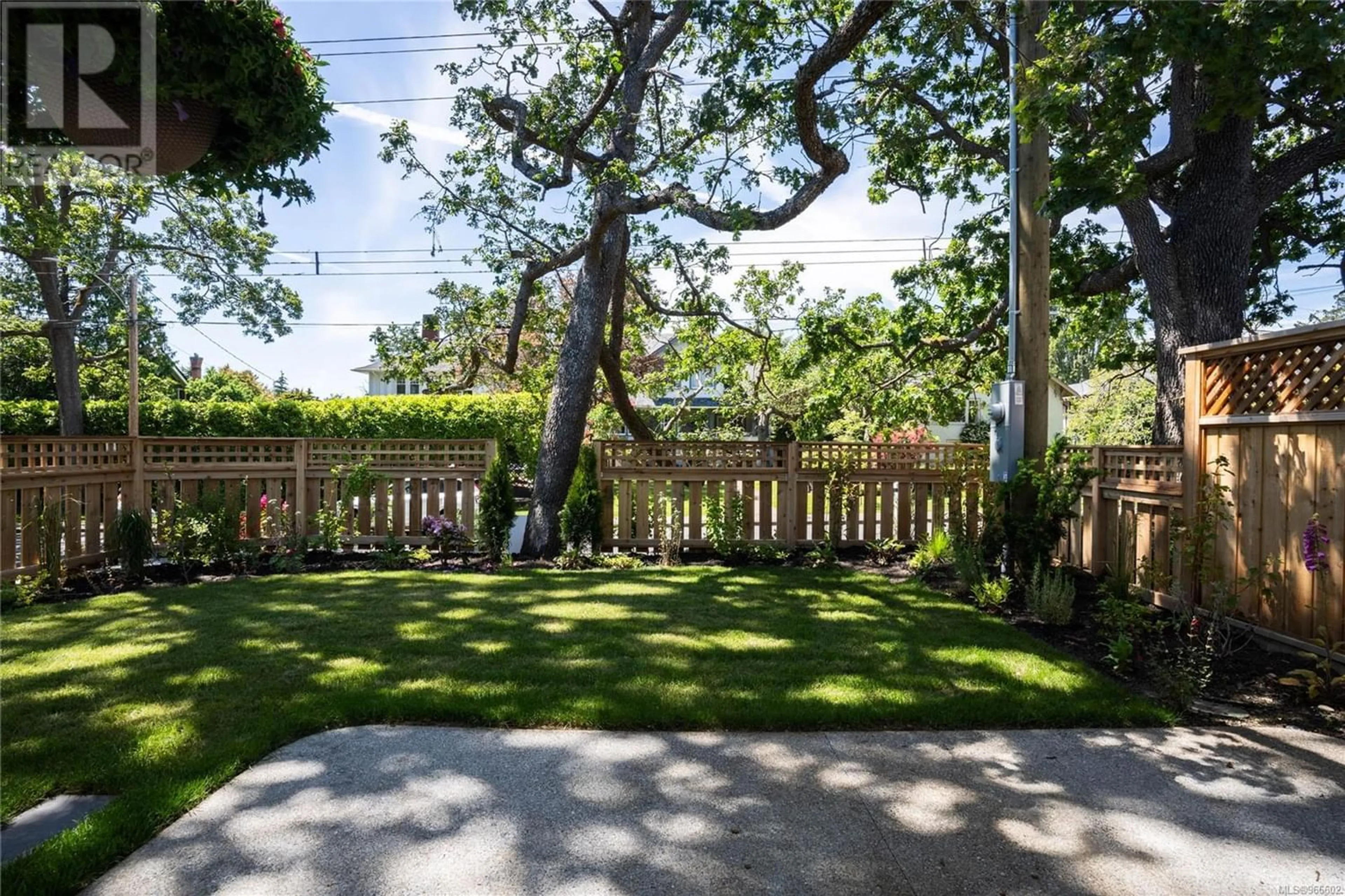 Fenced yard for 1179 Monterey Ave, Oak Bay British Columbia V8S4V7