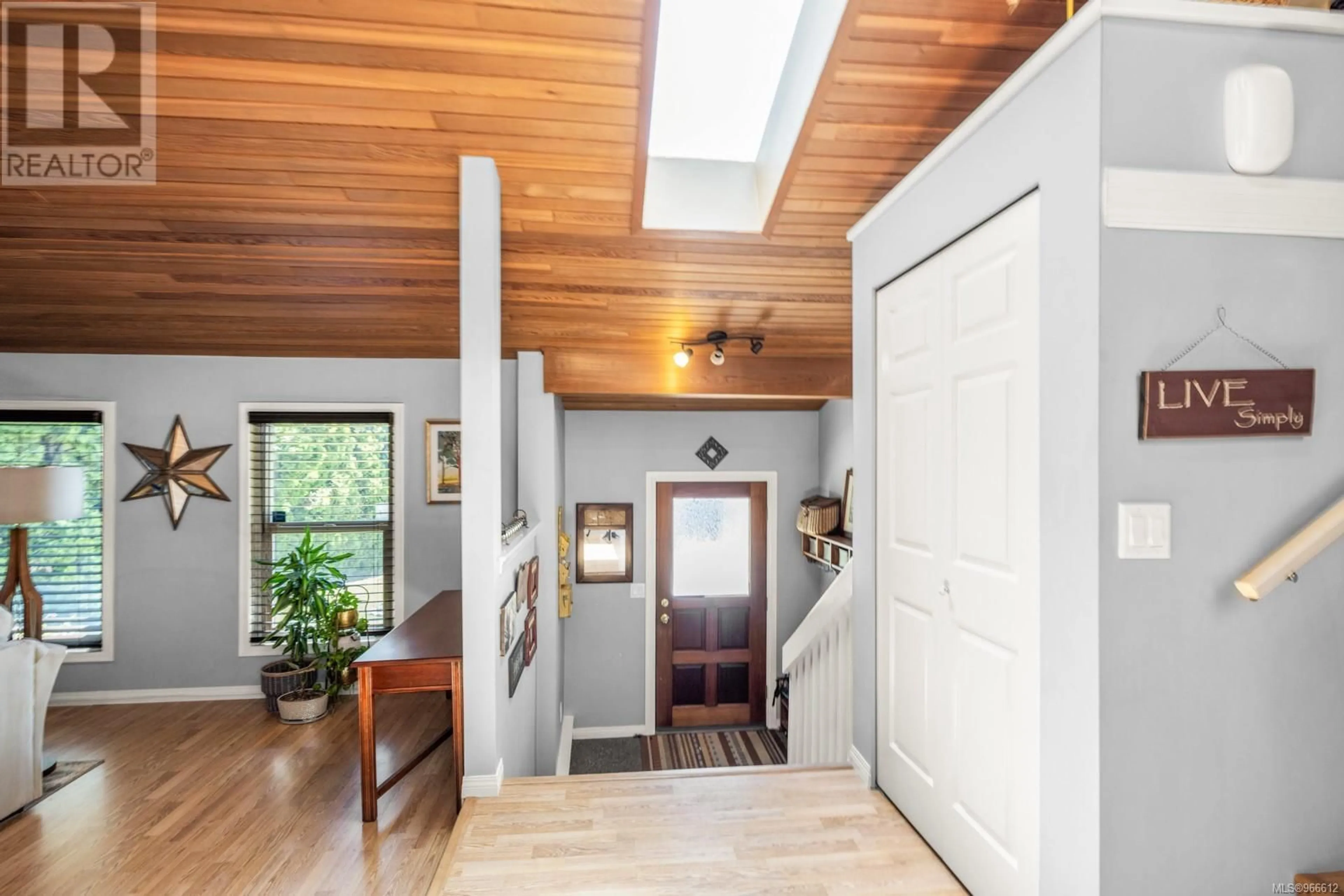 Indoor entryway for 910 Graythorpe Pl, Saanich British Columbia V8X4K5