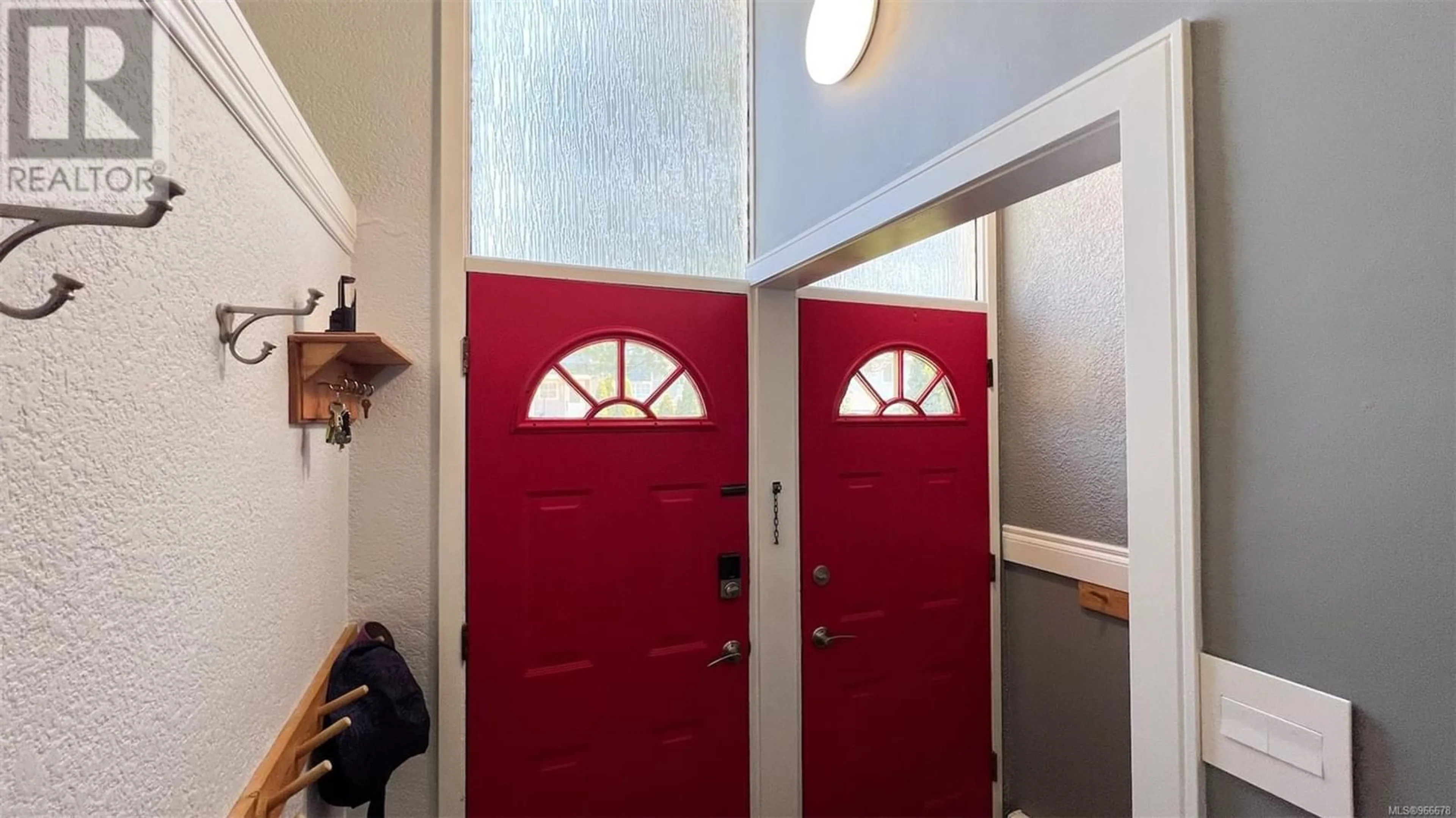 Indoor entryway for 960 Walker St, Victoria British Columbia V9A4C4