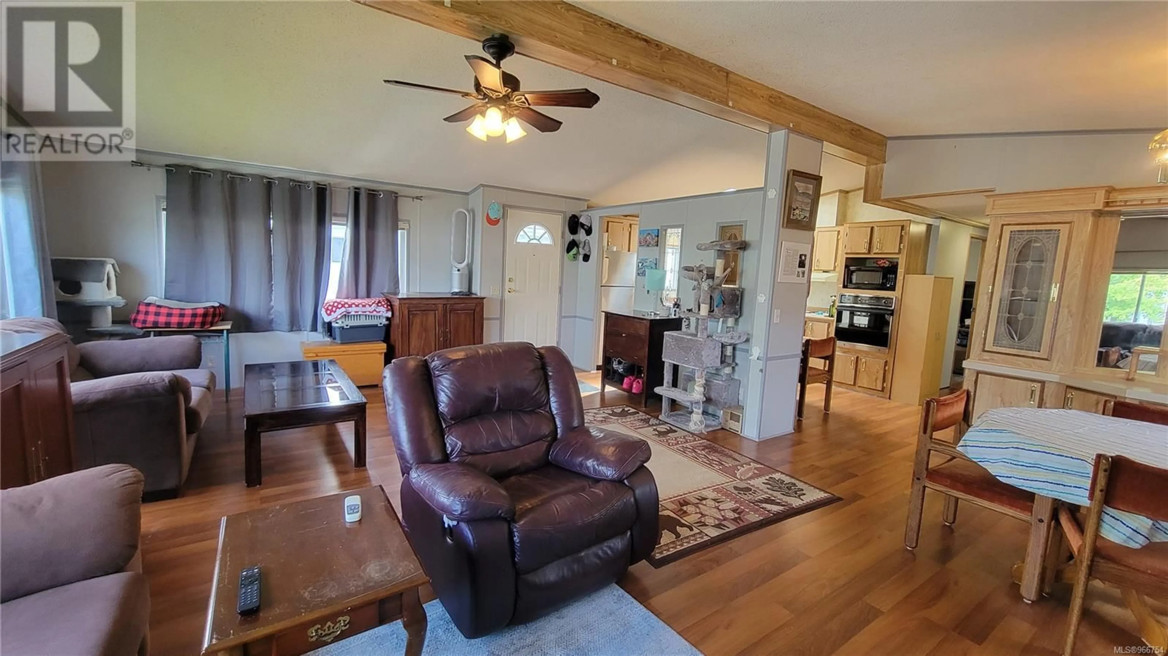 Living room, wood floors for 5 1536 Middle Rd, View Royal British Columbia V9A0E5