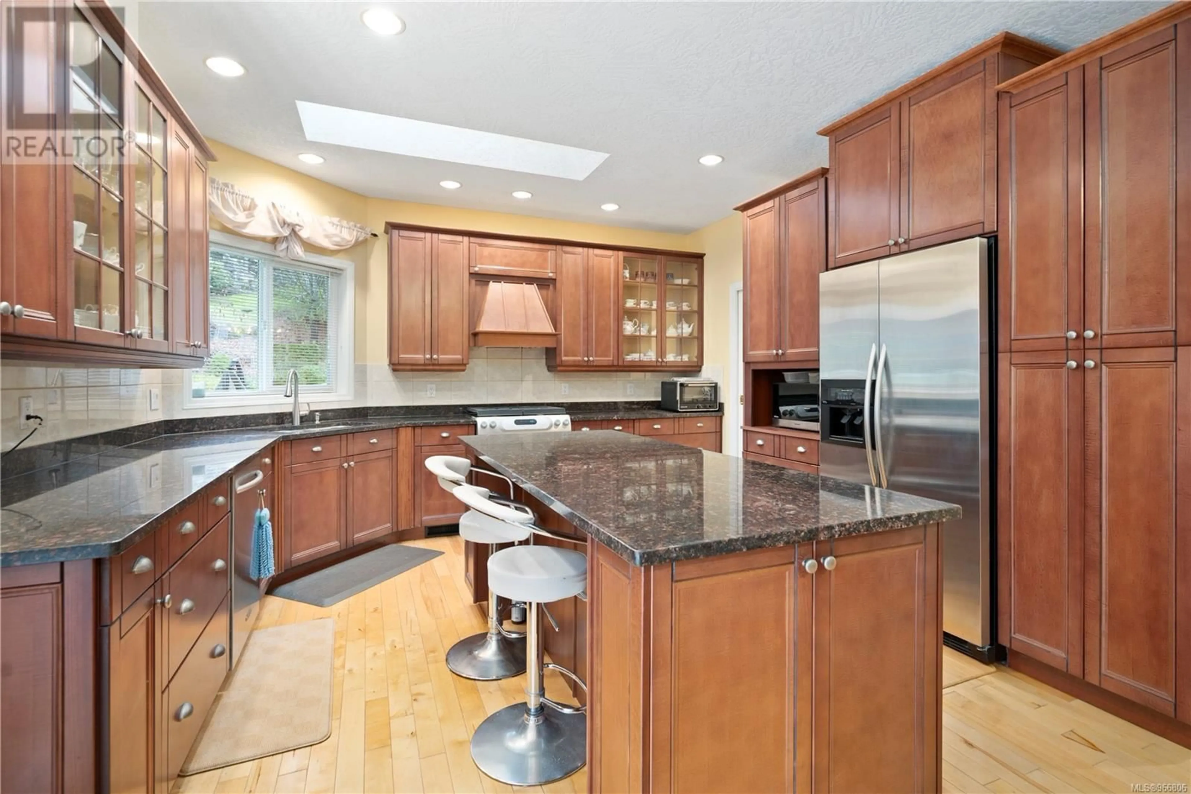 Contemporary kitchen for 8 1063 Valewood Trail, Saanich British Columbia V8X5G5