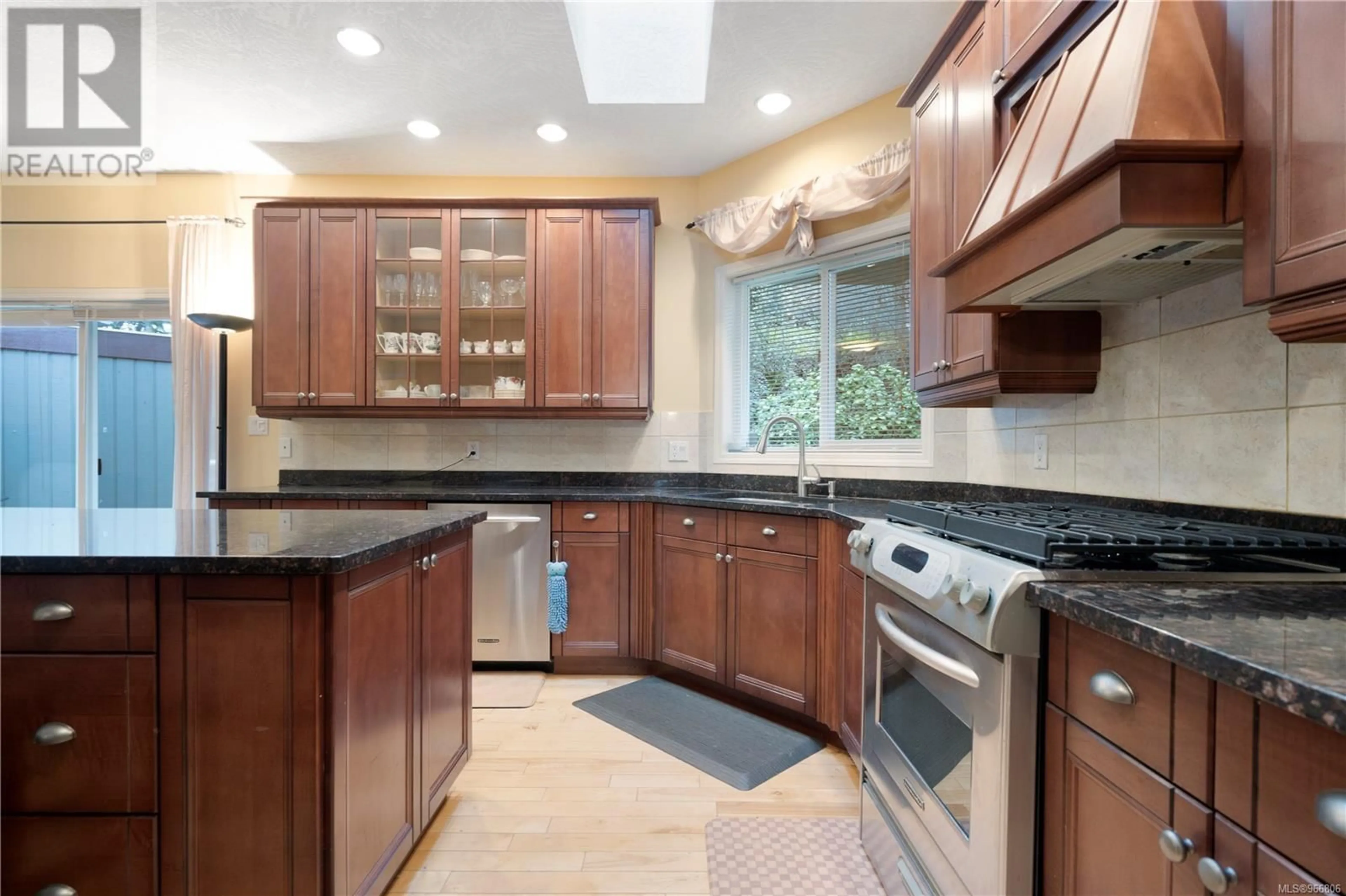 Kitchen for 8 1063 Valewood Trail, Saanich British Columbia V8X5G5