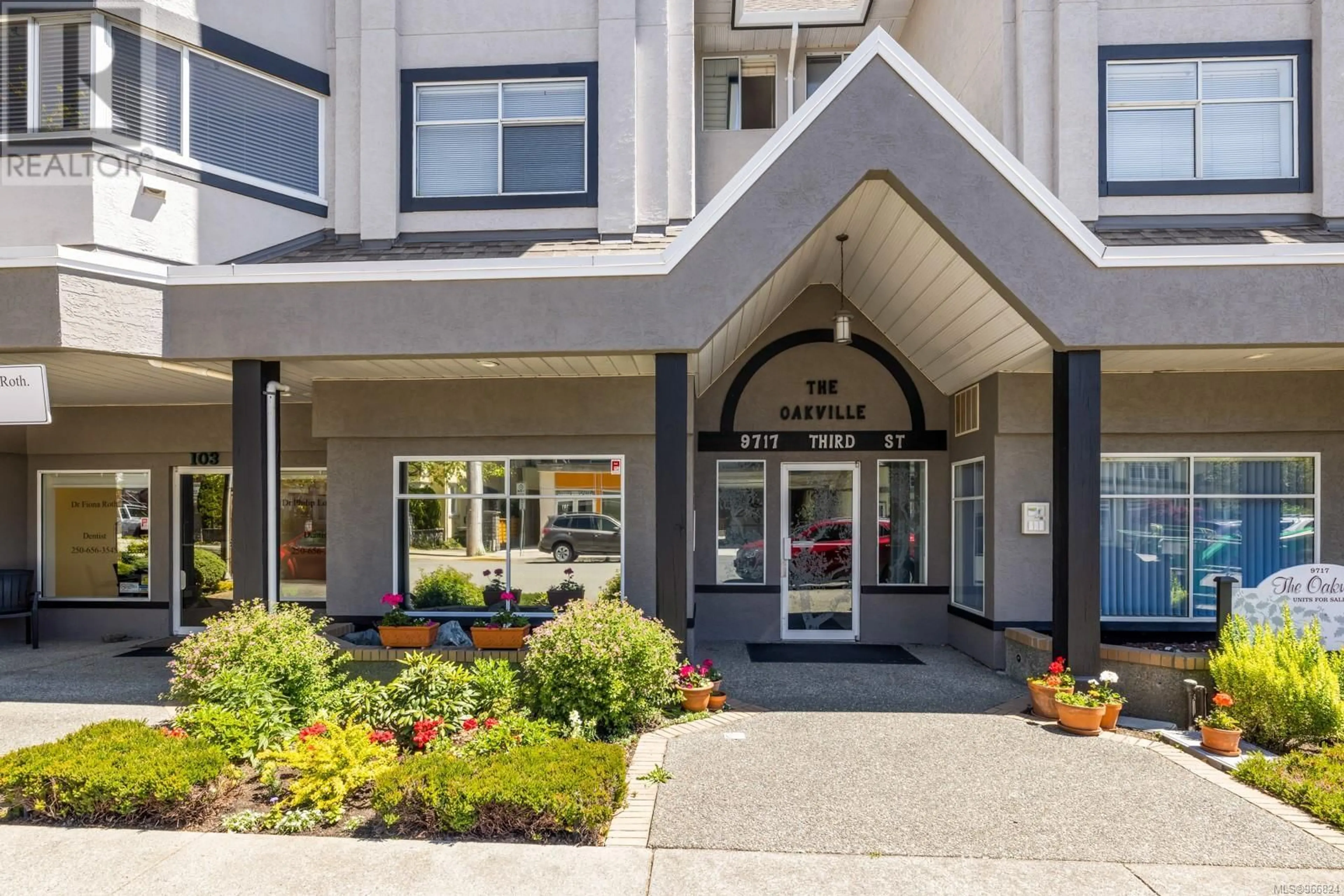 Indoor foyer for 303 9717 Third St, Sidney British Columbia V9B0N7