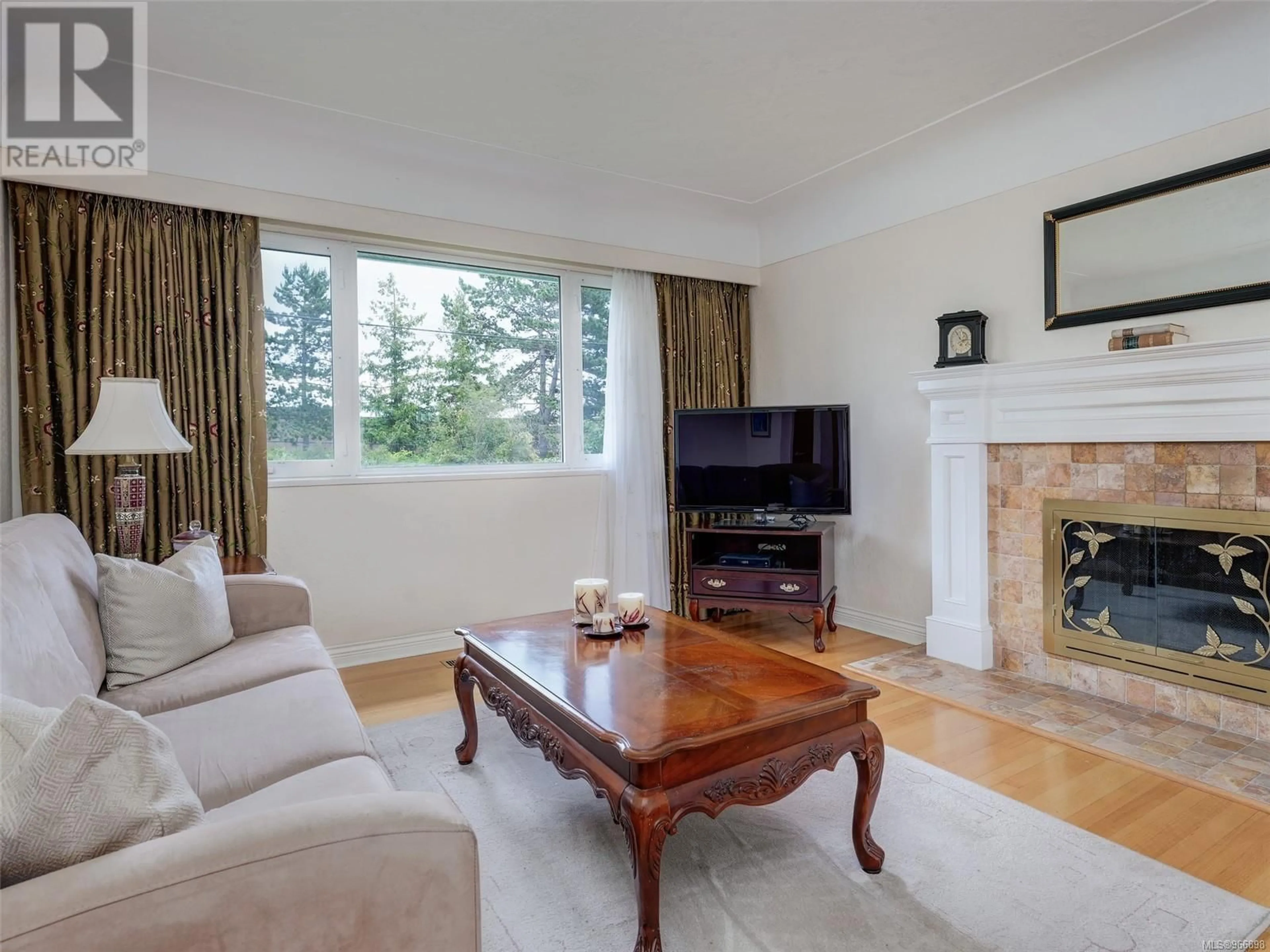 Living room for 4068 Borden St, Saanich British Columbia V8X2G1