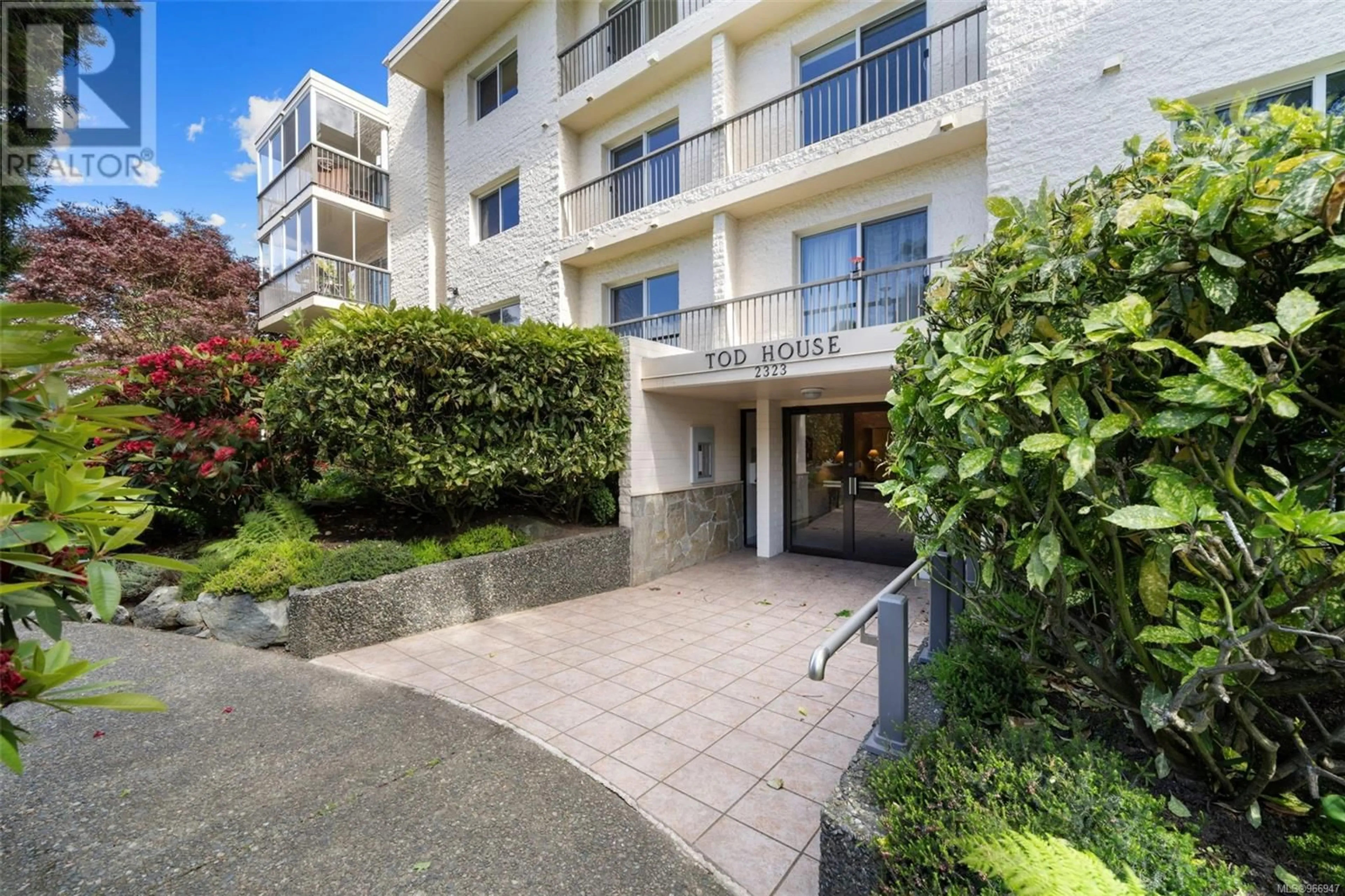 A pic from exterior of the house or condo for 404 2323 Hamiota St, Oak Bay British Columbia V8R2N1