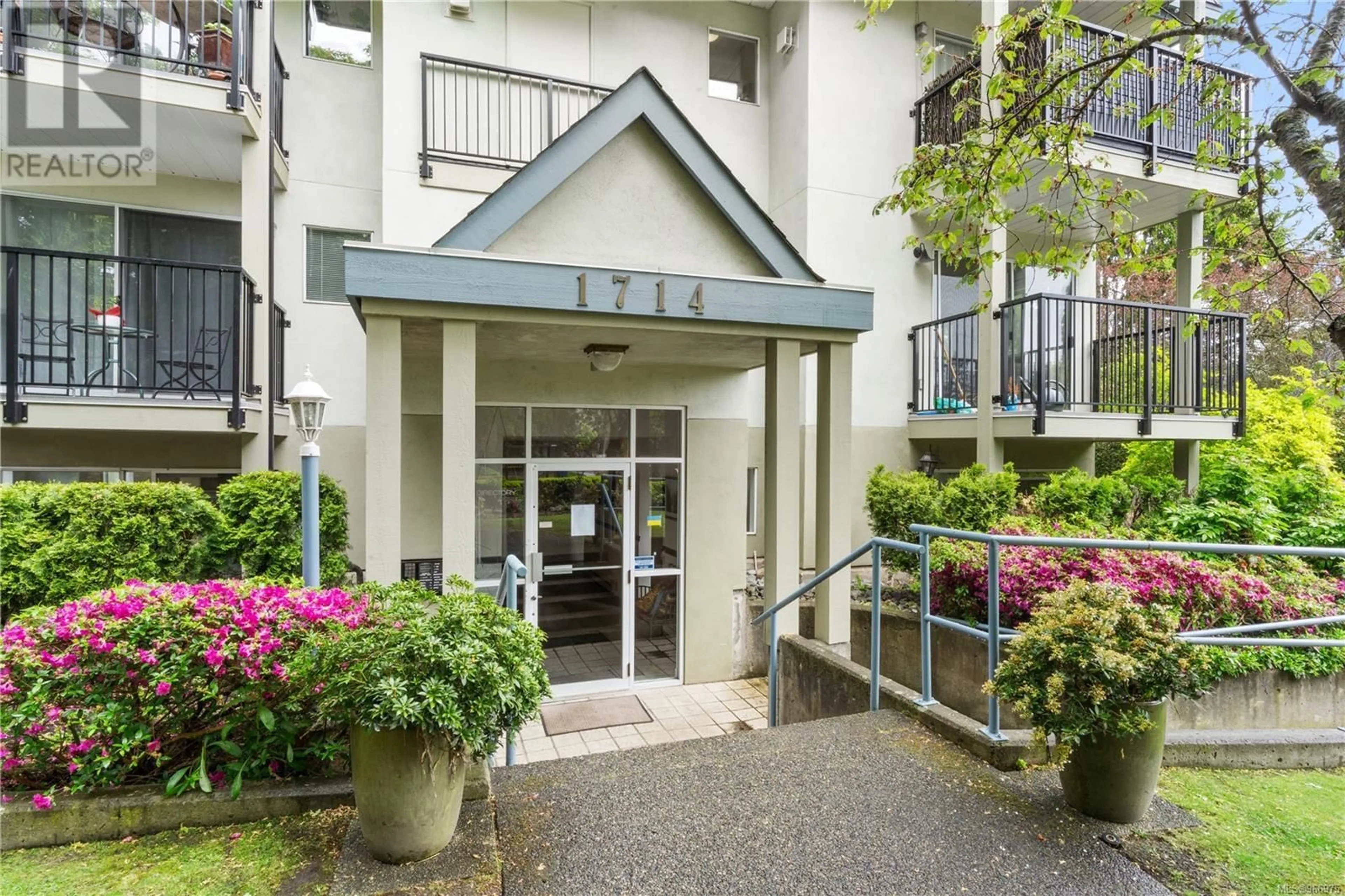 A pic from exterior of the house or condo for 101 1714 Fort St, Victoria British Columbia V8R1J2