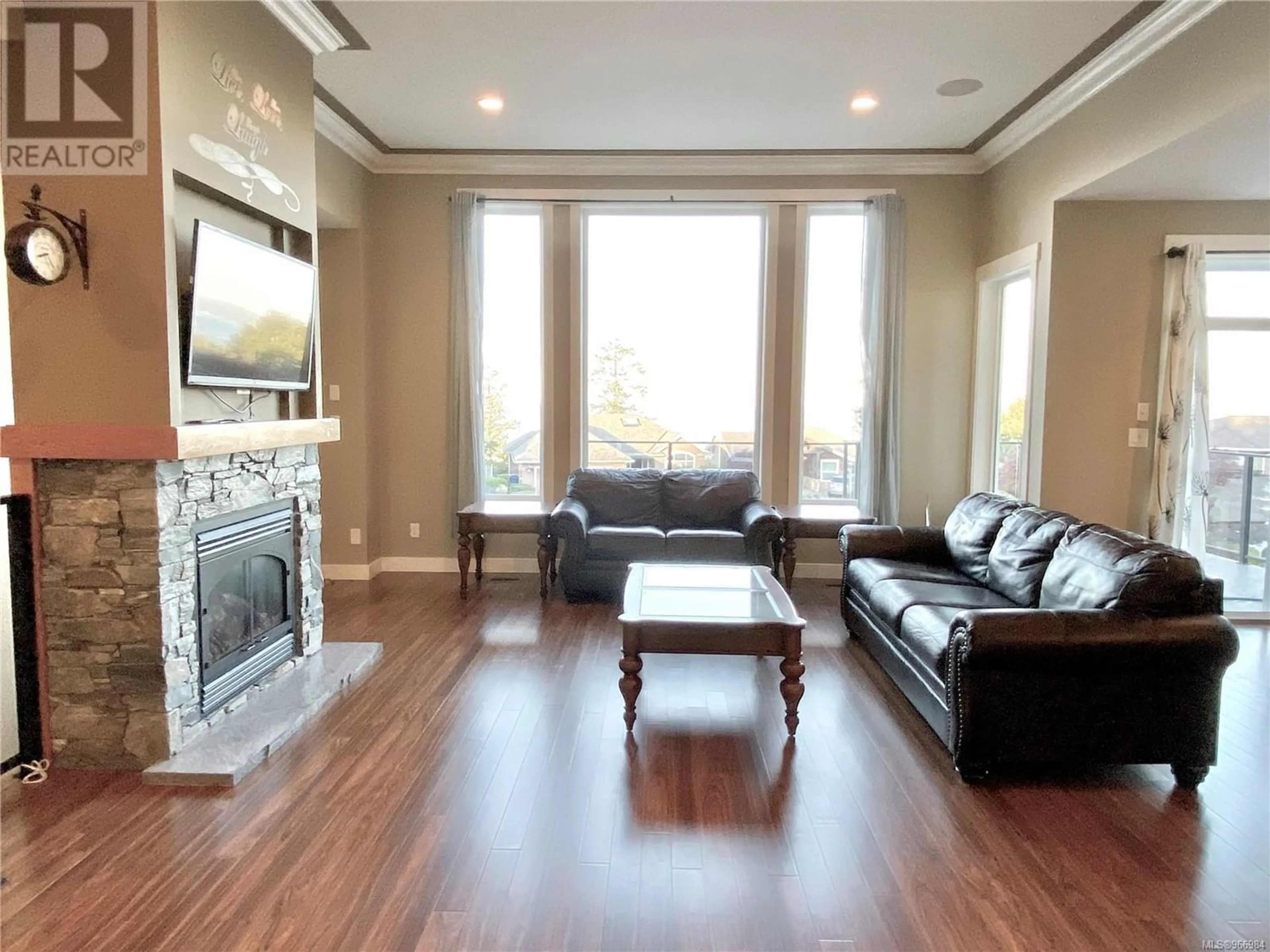 Living room, wood floors for 3702 Glen Oaks Dr, Nanaimo British Columbia V9V1N9