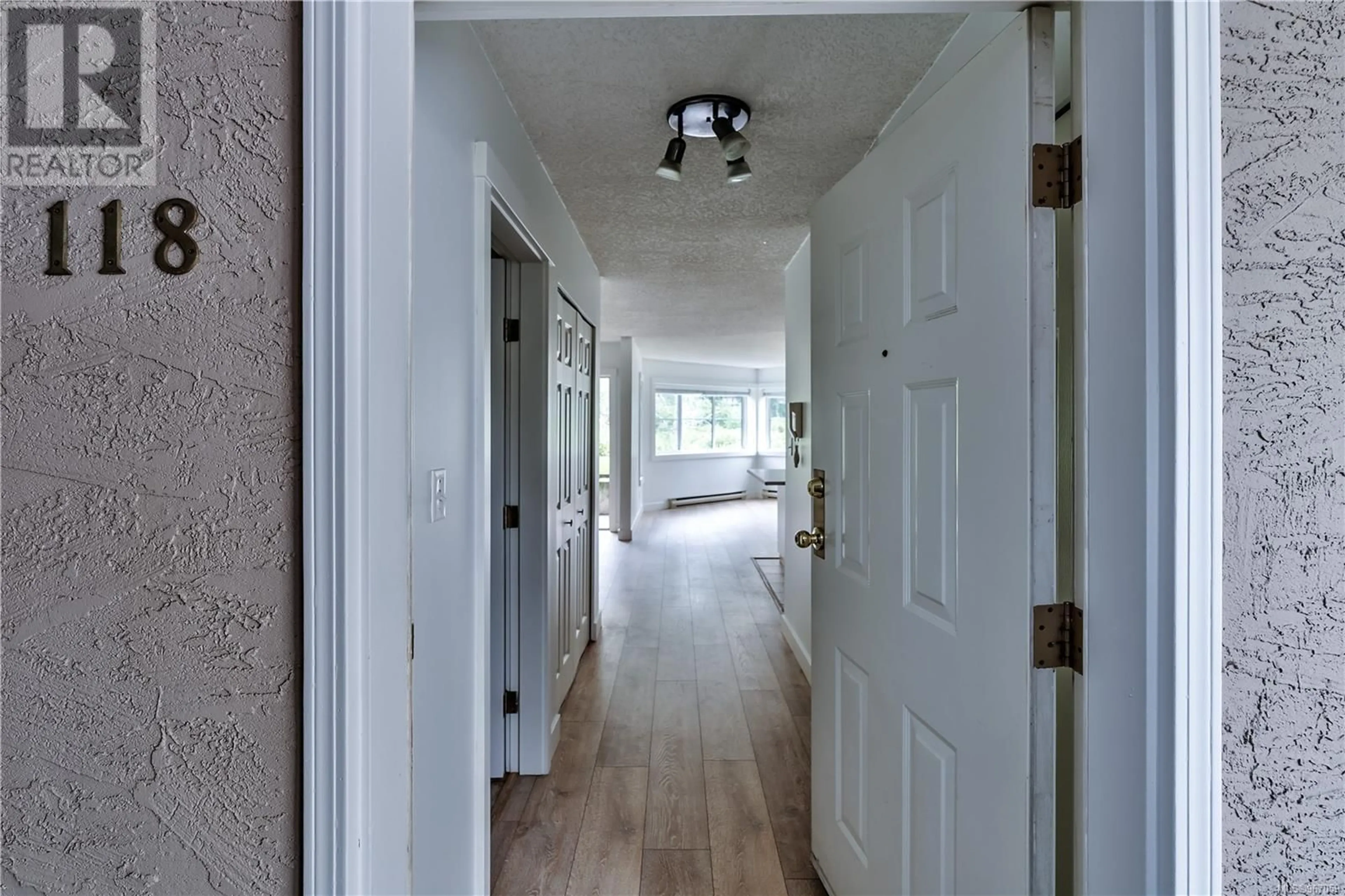 Indoor entryway for 118 4969 Wills Rd, Nanaimo British Columbia V9V1N8