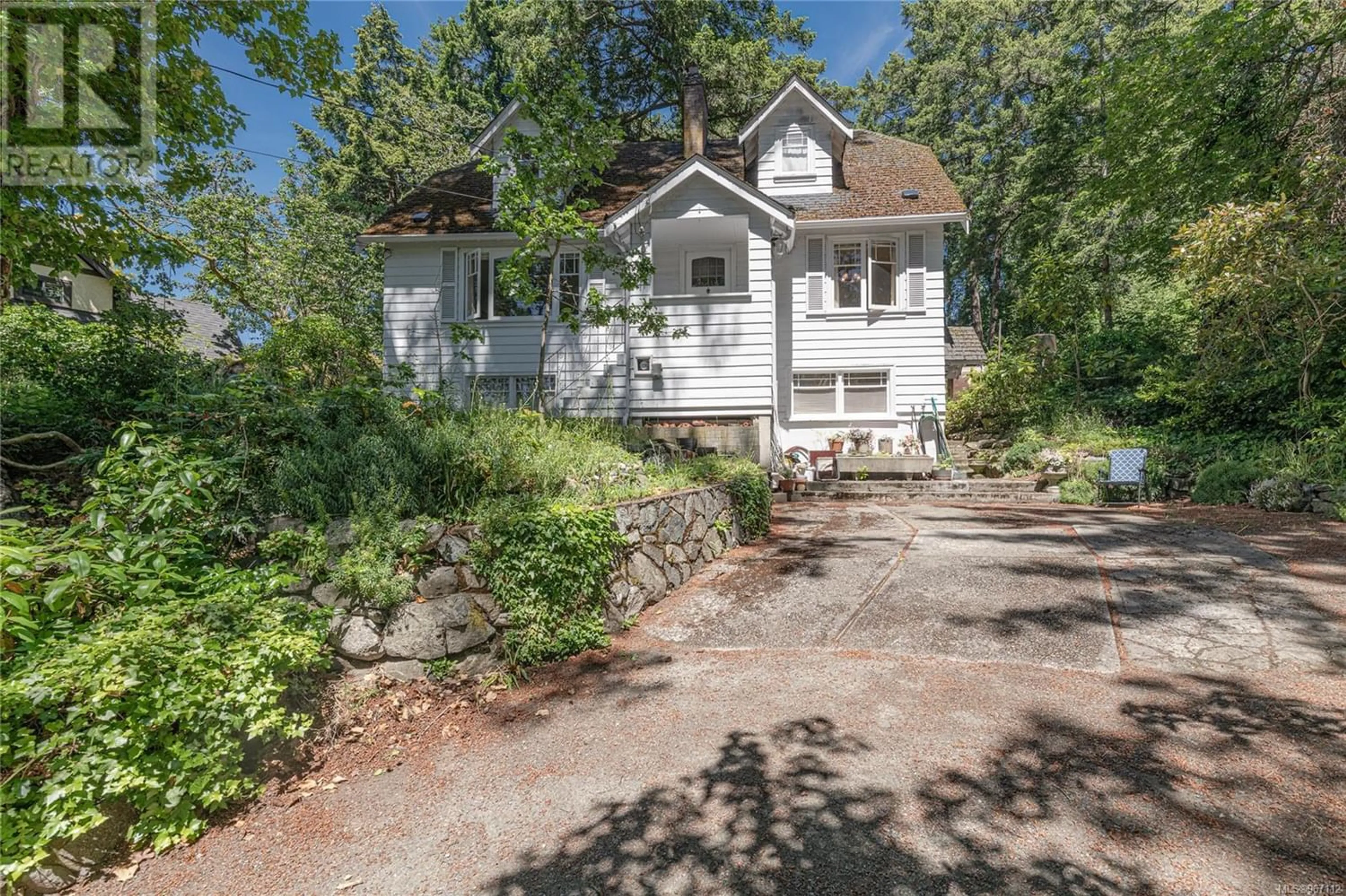 Cottage for 1254 Burnside Rd W, View Royal British Columbia V8Z1N9