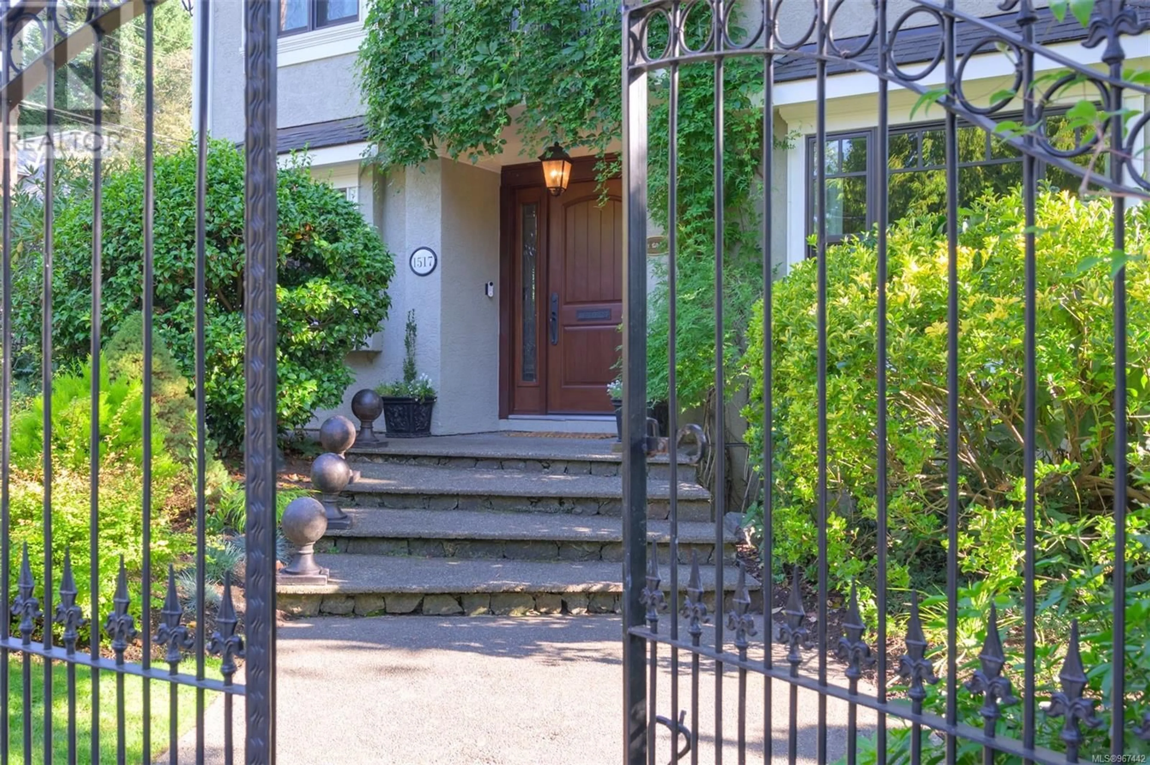 Indoor entryway for 1517 Maud St, Victoria British Columbia V8S5L3