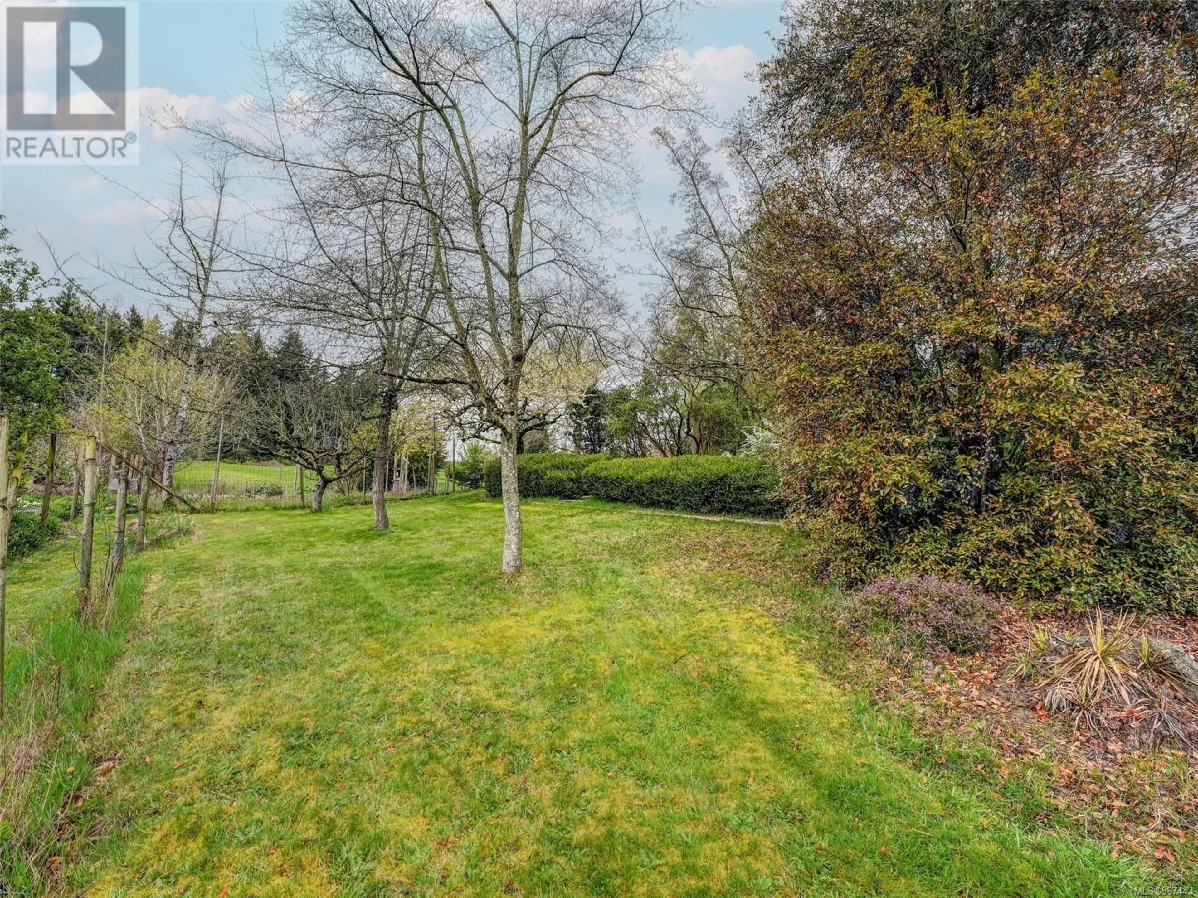 Fenced yard for 6466 Oldfield Rd, Central Saanich British Columbia V8M1X8