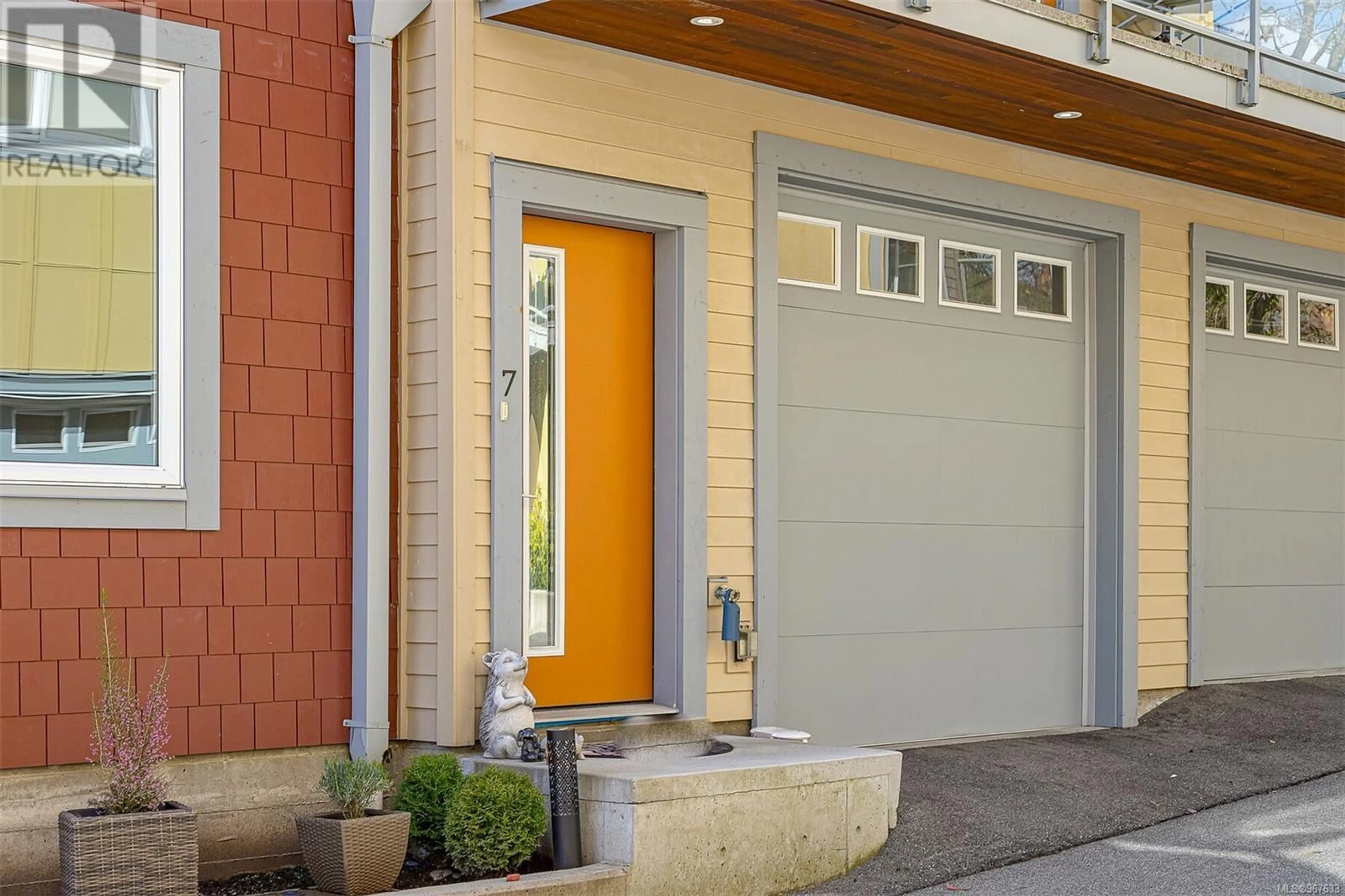 Indoor entryway for 7 235 Island Hwy, View Royal British Columbia V9B1G3