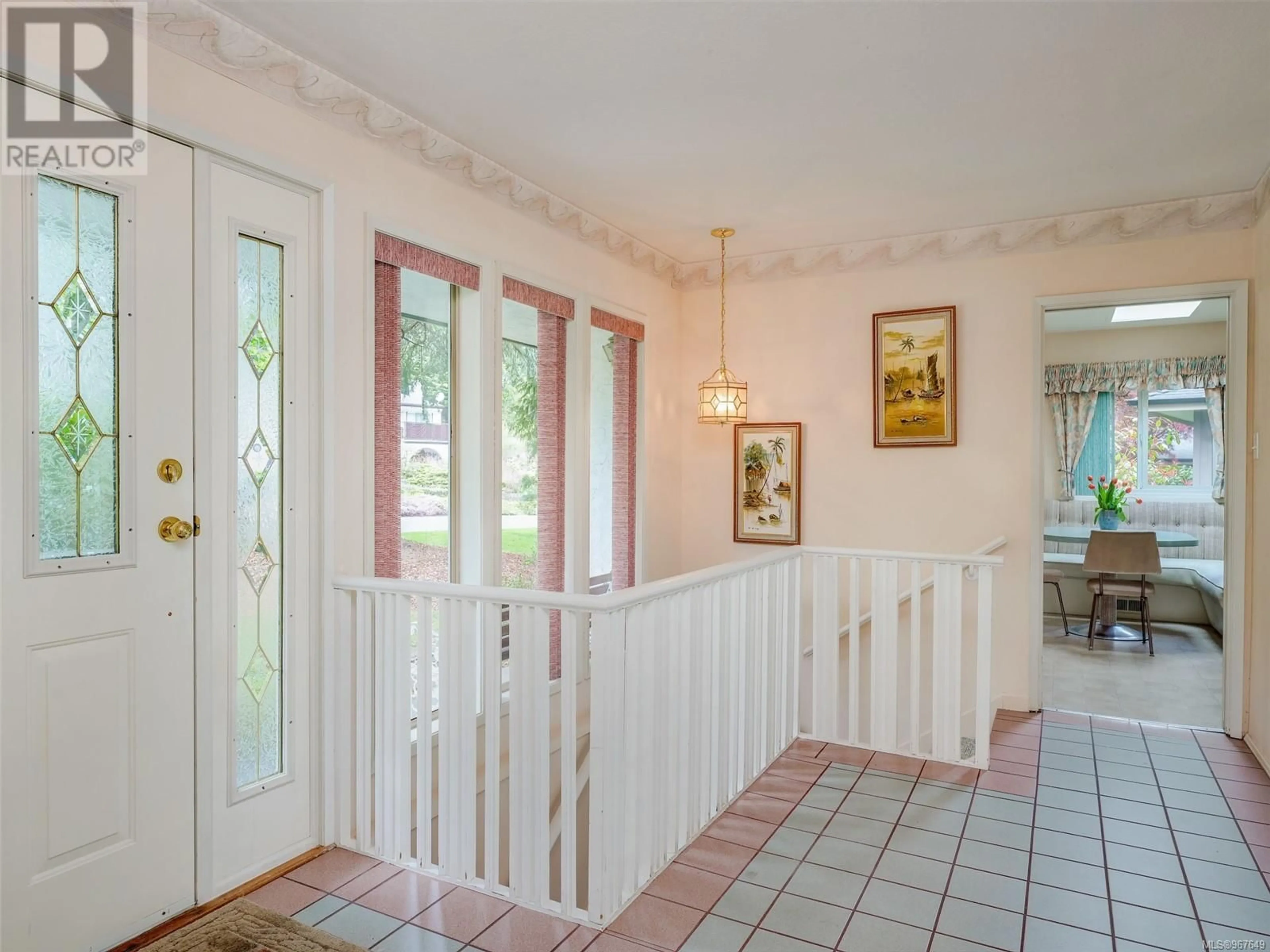 Indoor foyer for 812 Alvarado Terr, Saanich British Columbia V8Y1G6